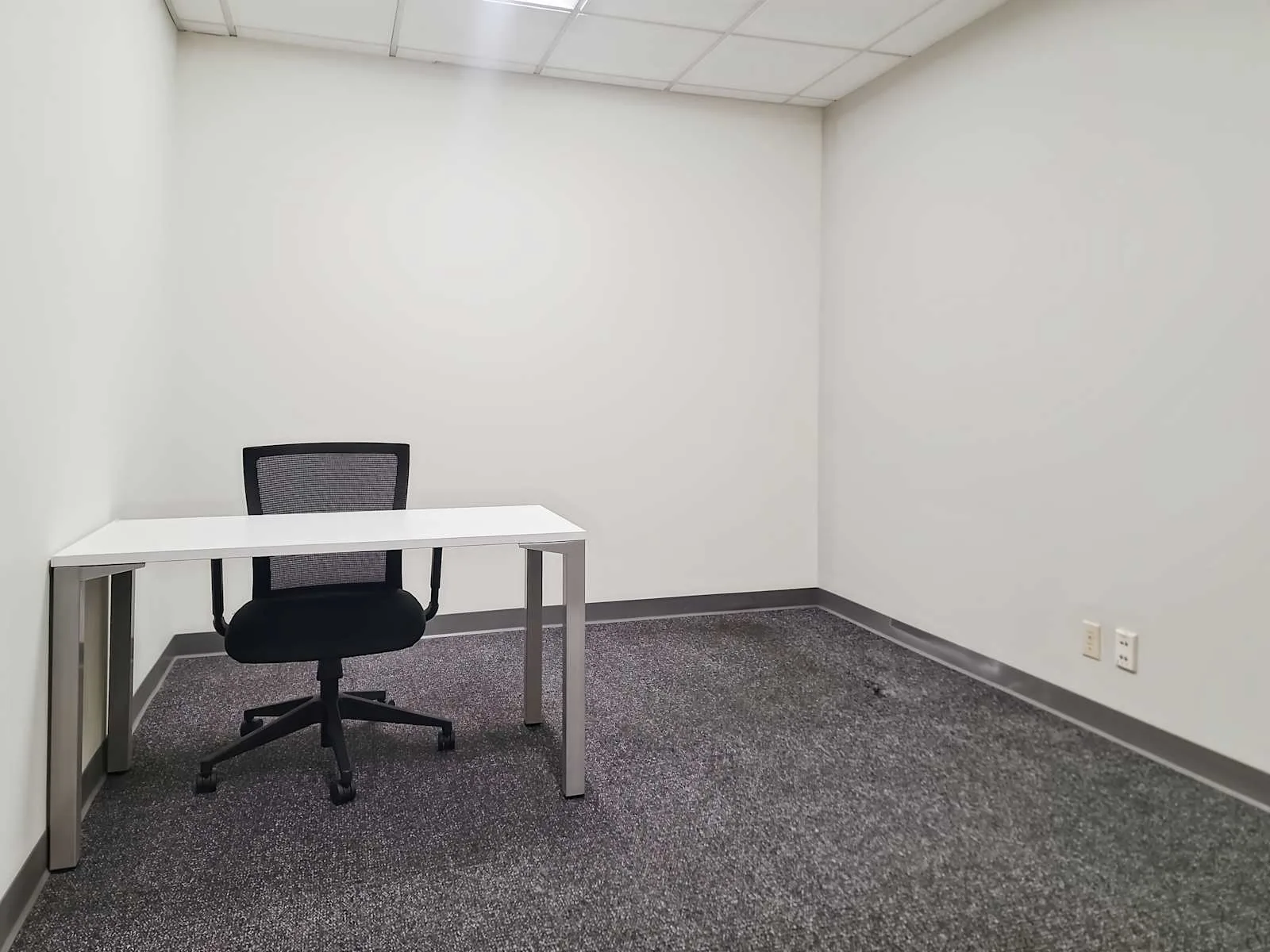 Regus WI, West Allis – West National Avenue, Private office, 1 desk, West Allis, WI