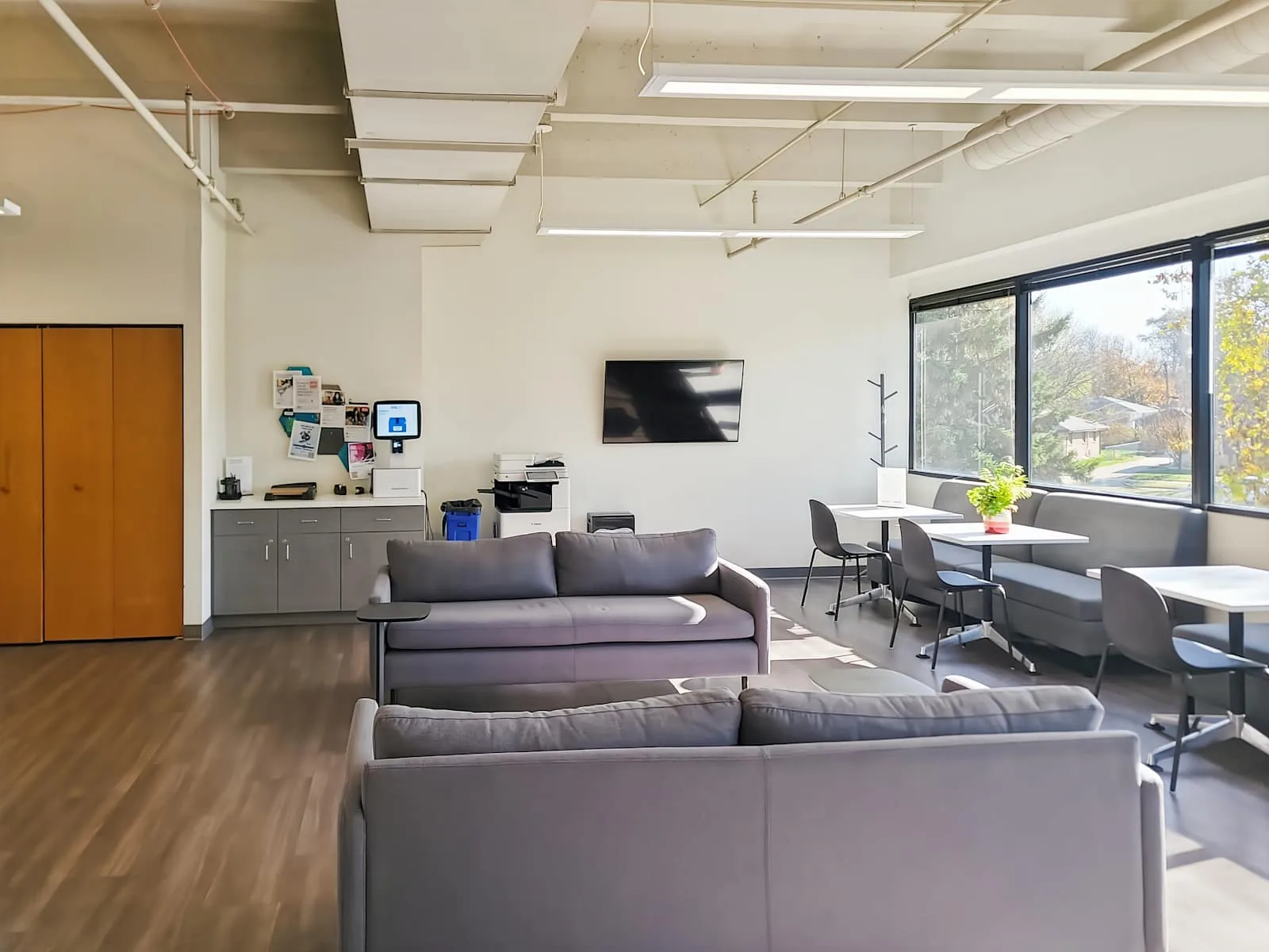 Regus WI, West Allis – West National Avenue, Lounge, West Allis, WI