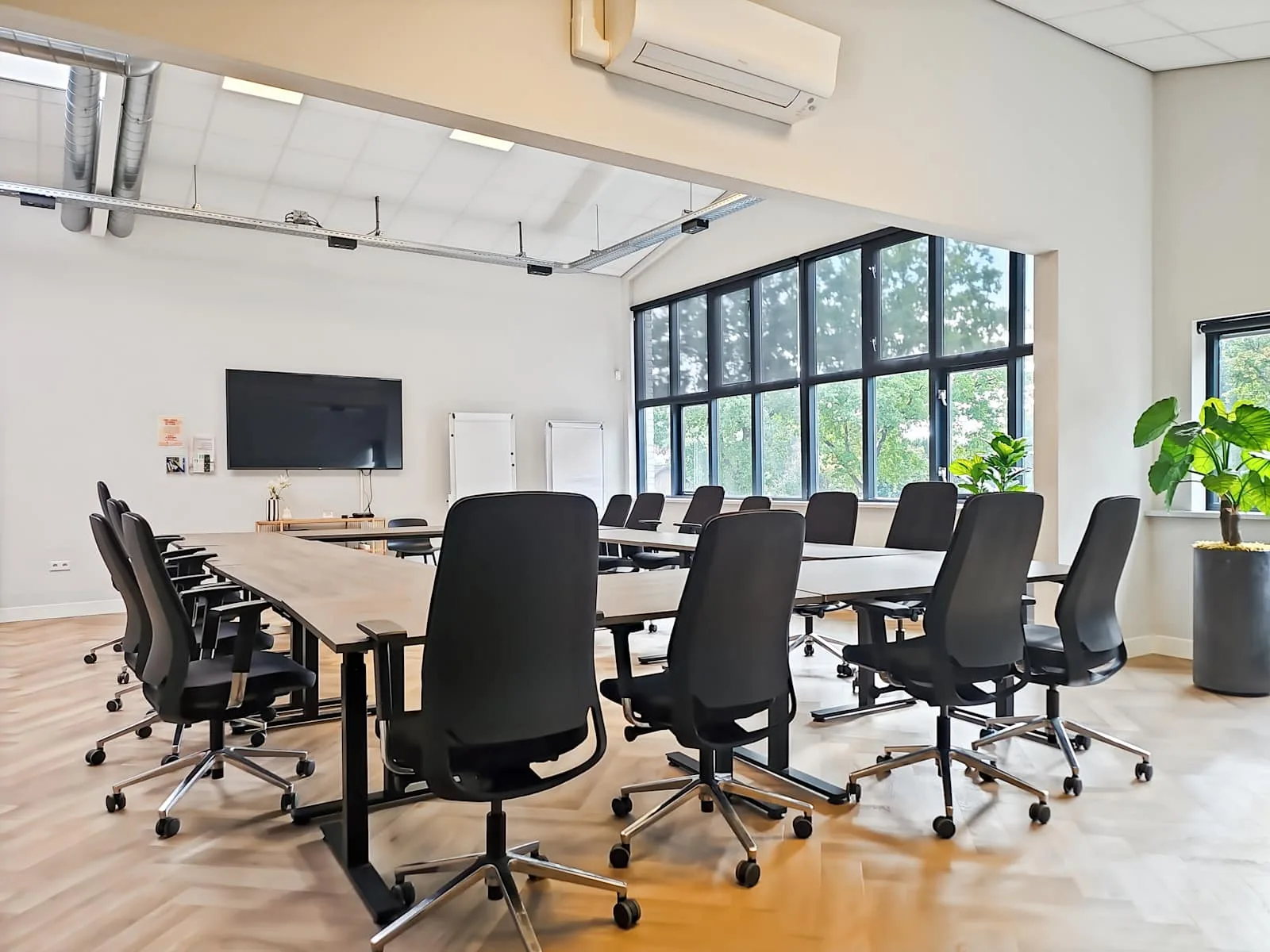 Regus Wijchen, Plek bij Floor, Vergaderruimte voor 16 personen, Wijchen