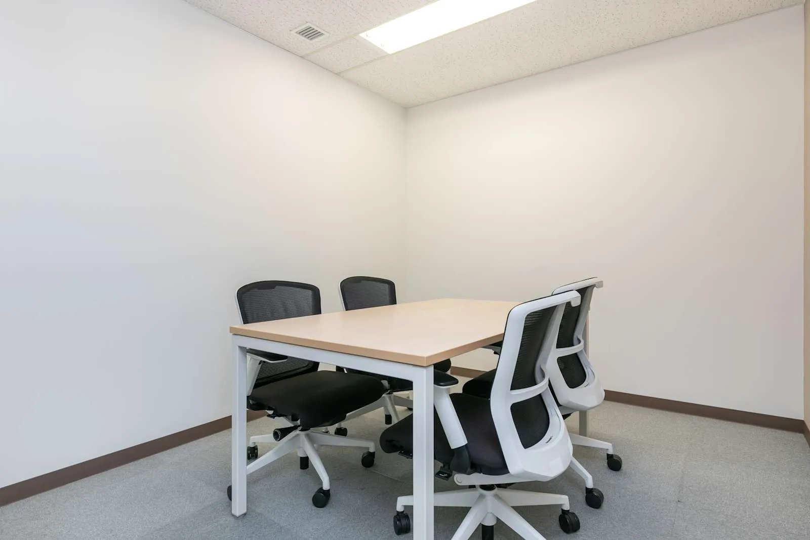 Regus YOKOHAMA, Yokohamaeki Nishiguchi, Meeting room for 4 people, Yokohama