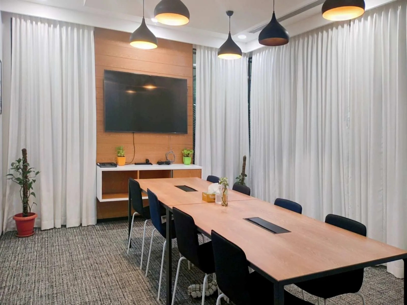 Spaces BANGALORE, Spaces Fairway, Meeting room for 8 people, Bengaluru
