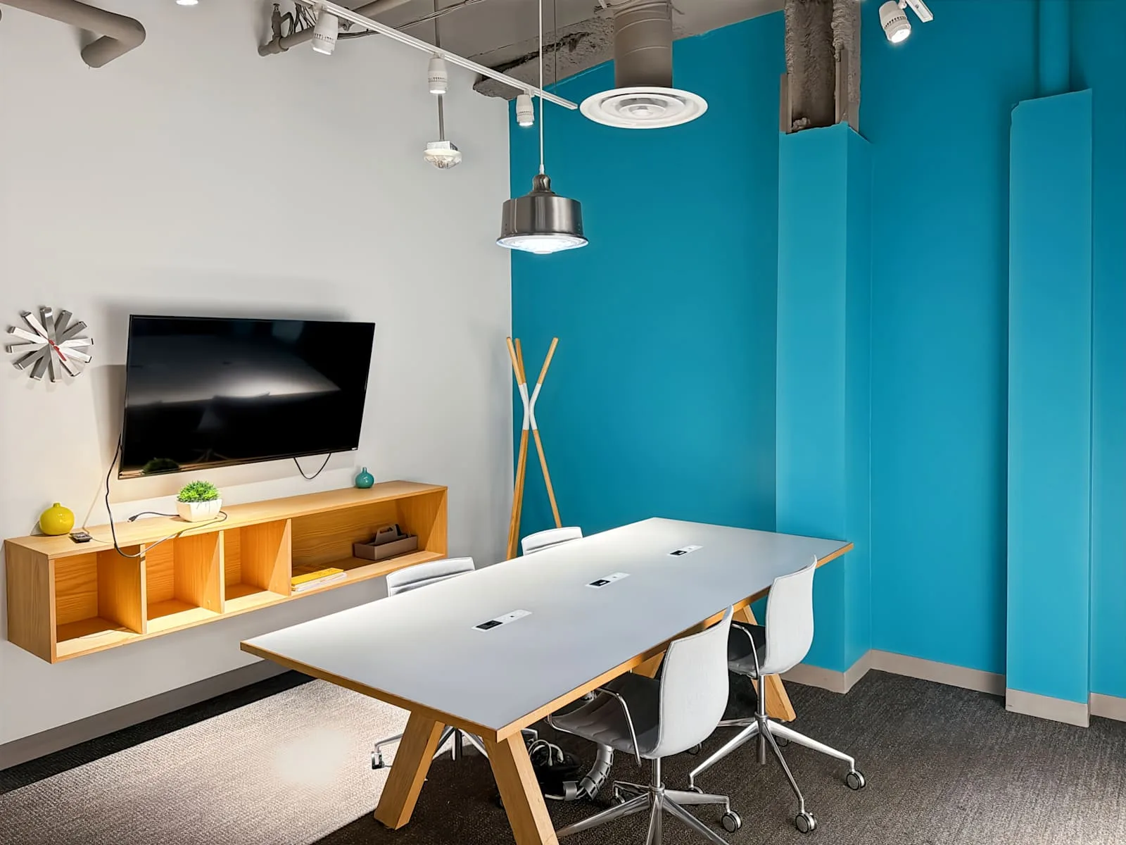 Spaces CA, Los Angeles - Spaces Fairfax, Meeting room for 6 people, Los Angeles, CA