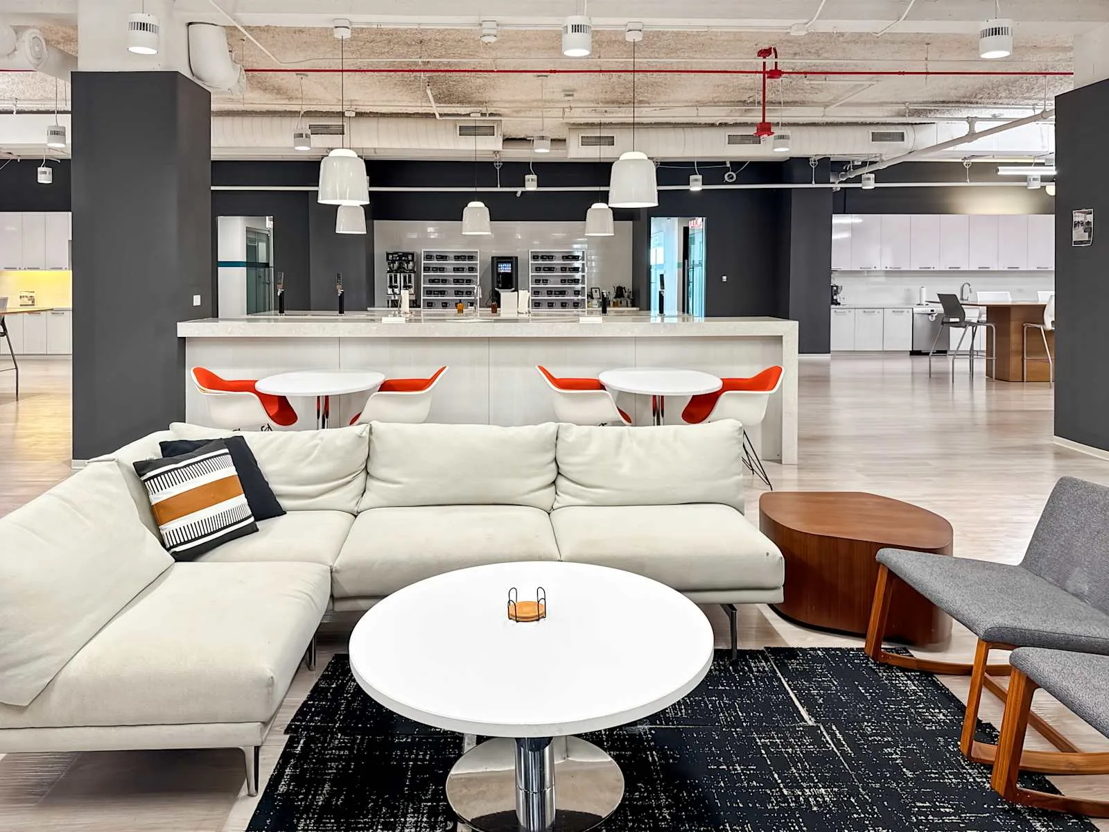 Spaces IL, Chicago - 1 N State Street, Lounge, Chicago, IL