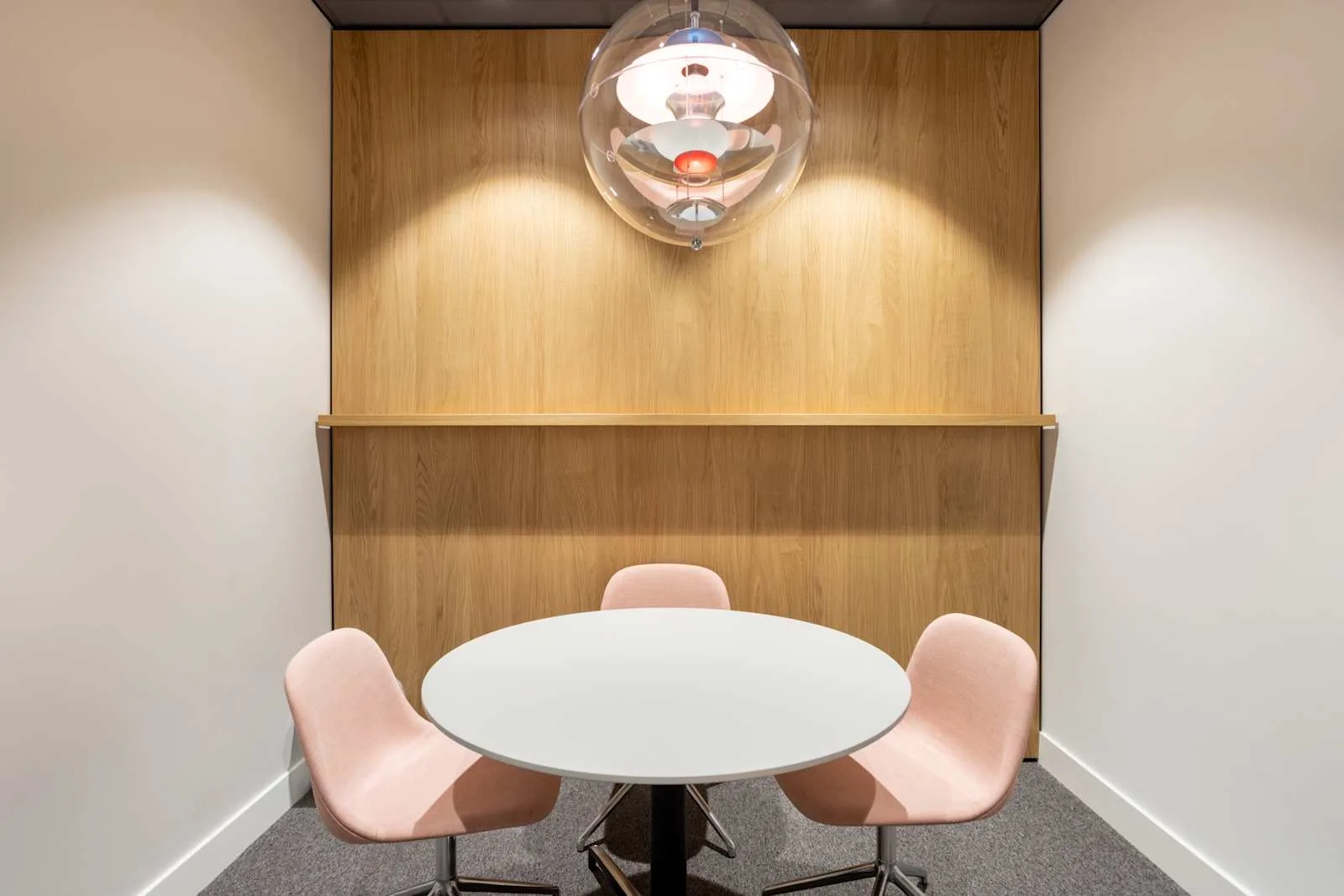 Spaces Schiphol, Spaces Conference Schiphol Airport Terminal 1, Vergaderruimte voor 3 personen, Schiphol