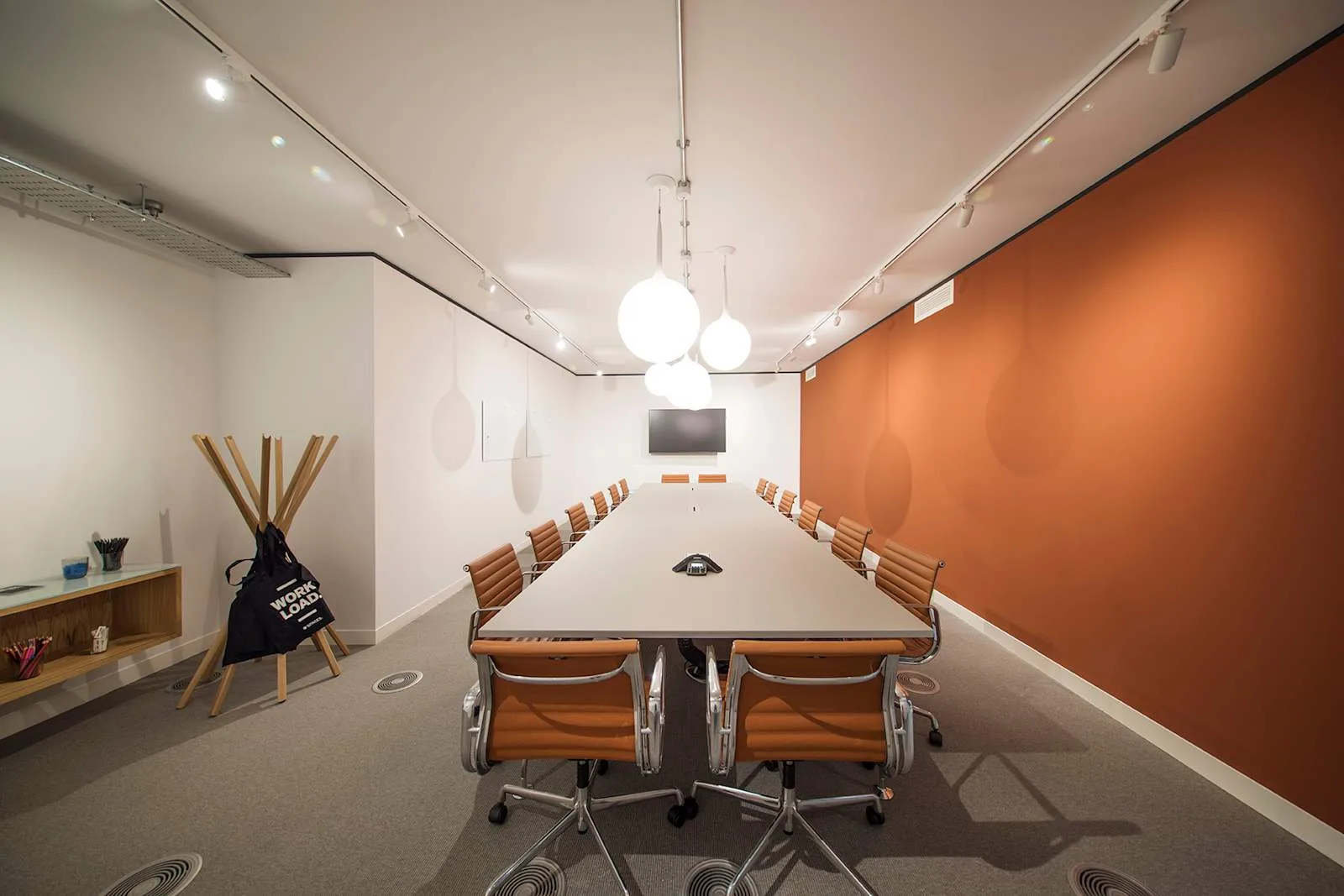 Spaces UXBRIDGE, The Charter Building, Meeting room for 16 people, Uxbridge