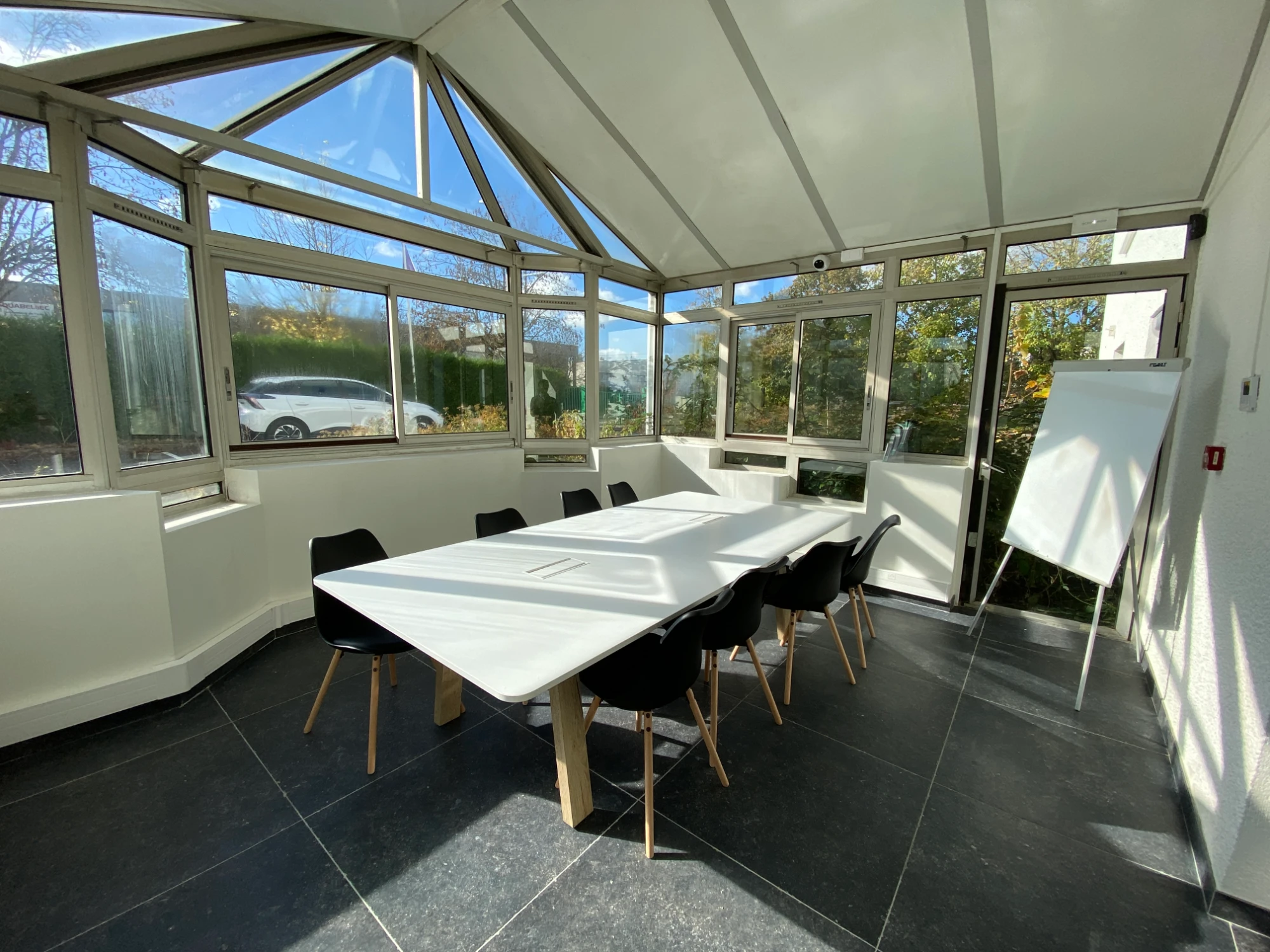 Salle de réunion 8 personnes — Coworking Maurepas Bien Sûr