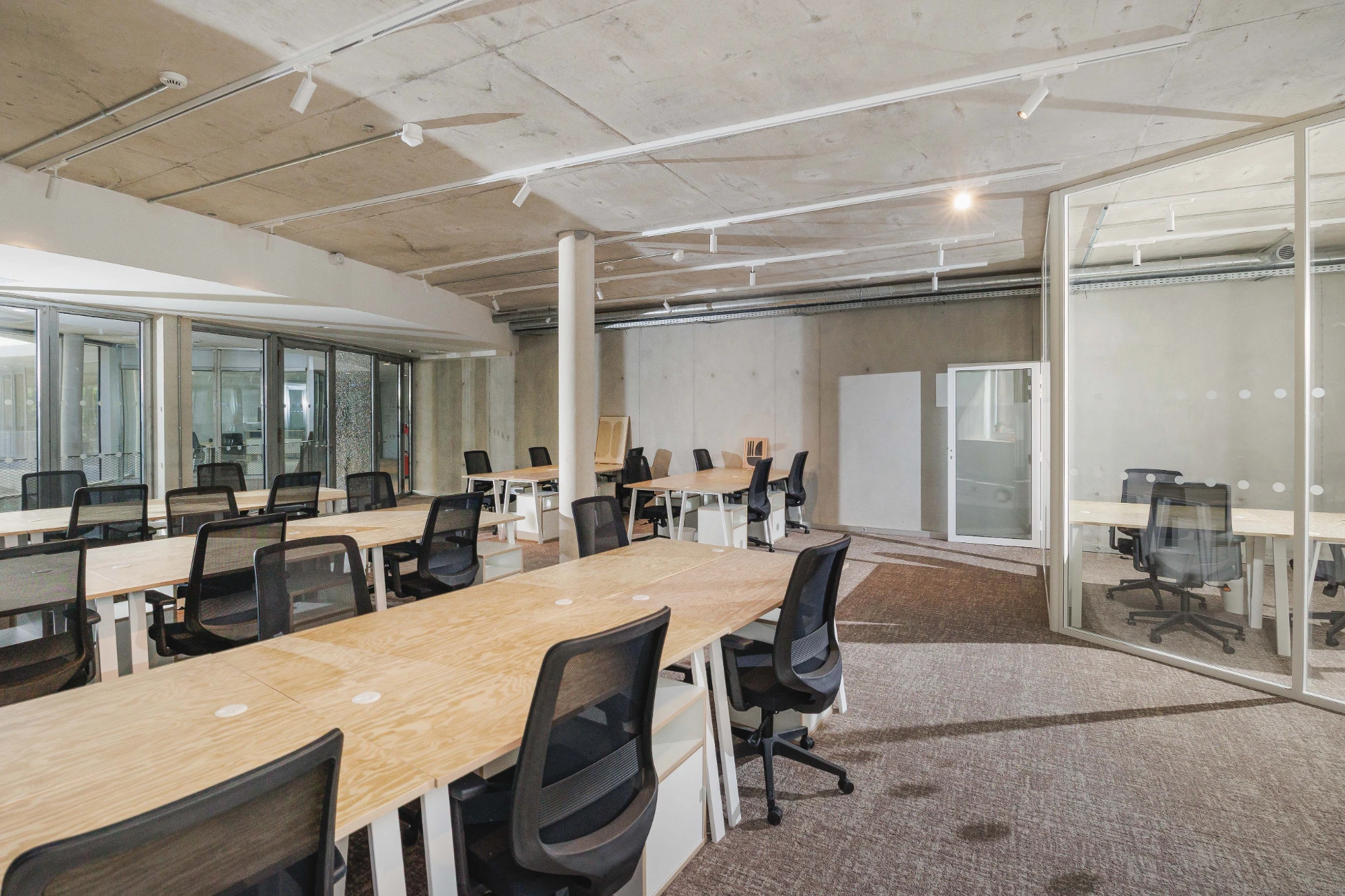 The Babel Community | Bordeaux, Bureau opéré jusqu'à 30 postes & salle de réunion privative, Bordeaux