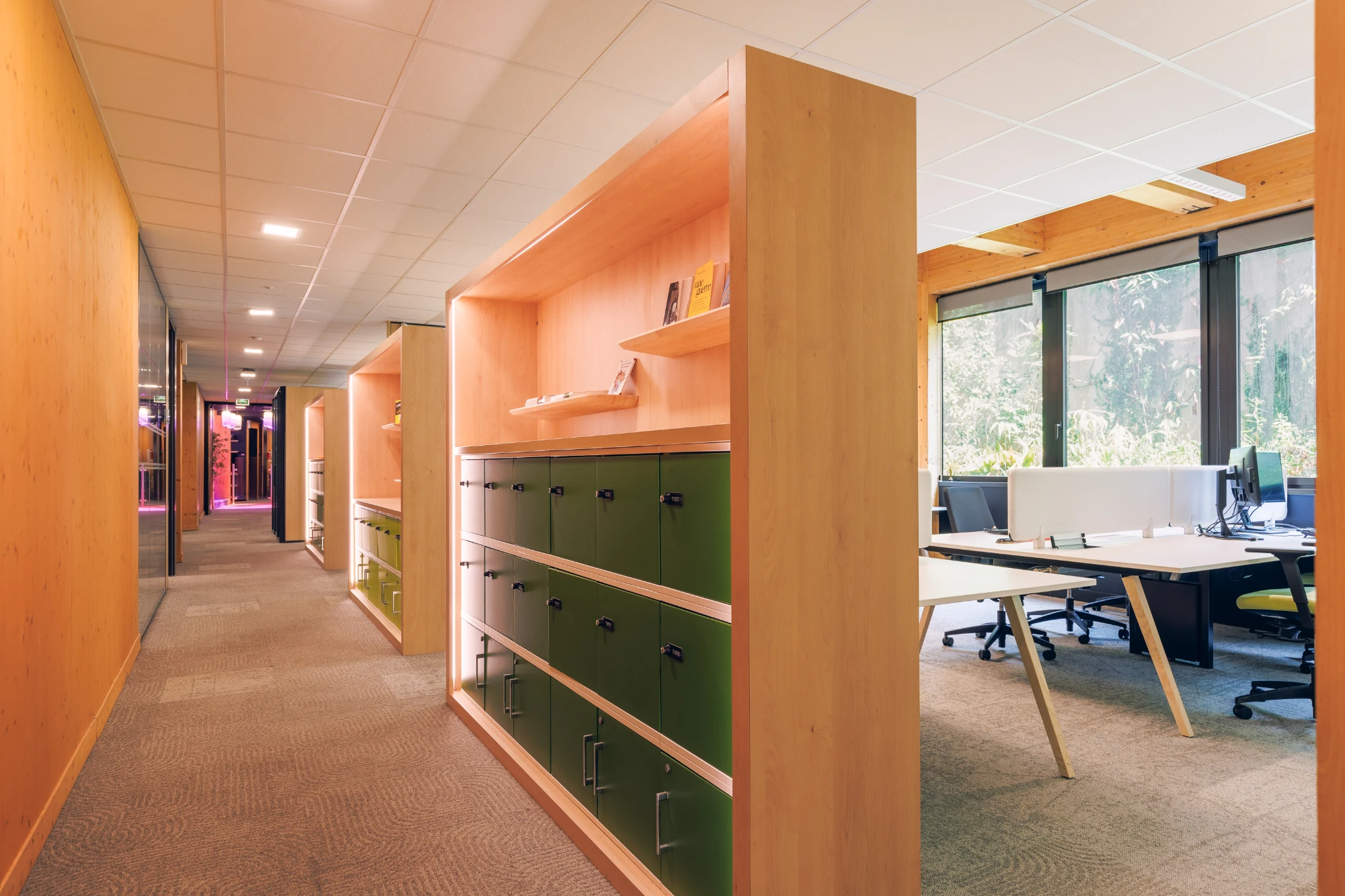 Sora Caquot, Espace de 800 m² - 120 postes, Biot