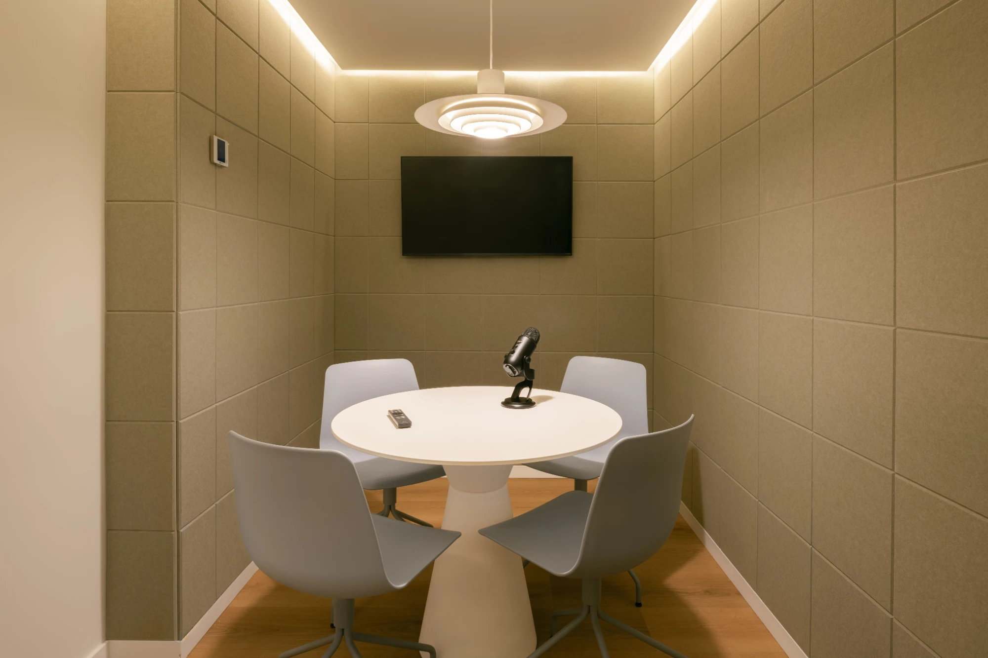 Hi Cowork, Sala de reuniones para 4 personas, Alicante