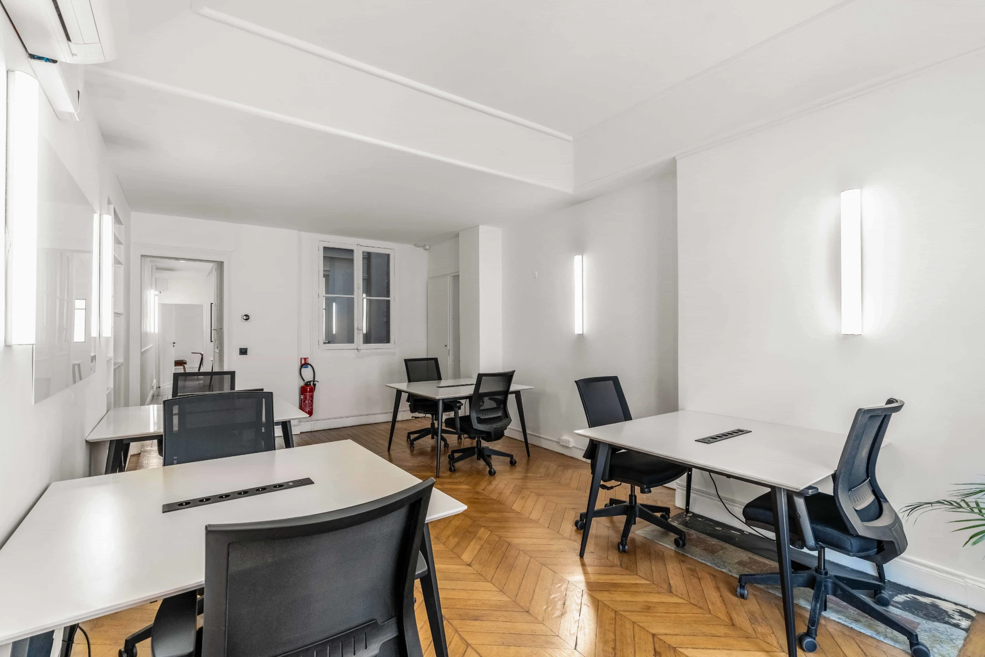Sora Estienne d'Orves, Private office, 8 desks, Paris 9e