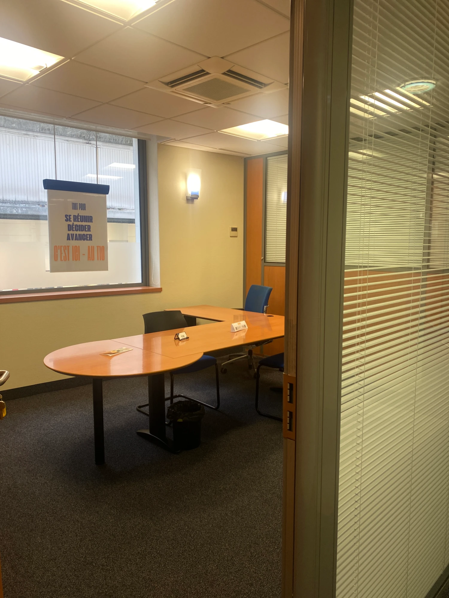 T 10 - Bureaux privés, Salle de réunion 4 personnes, Auxerre
