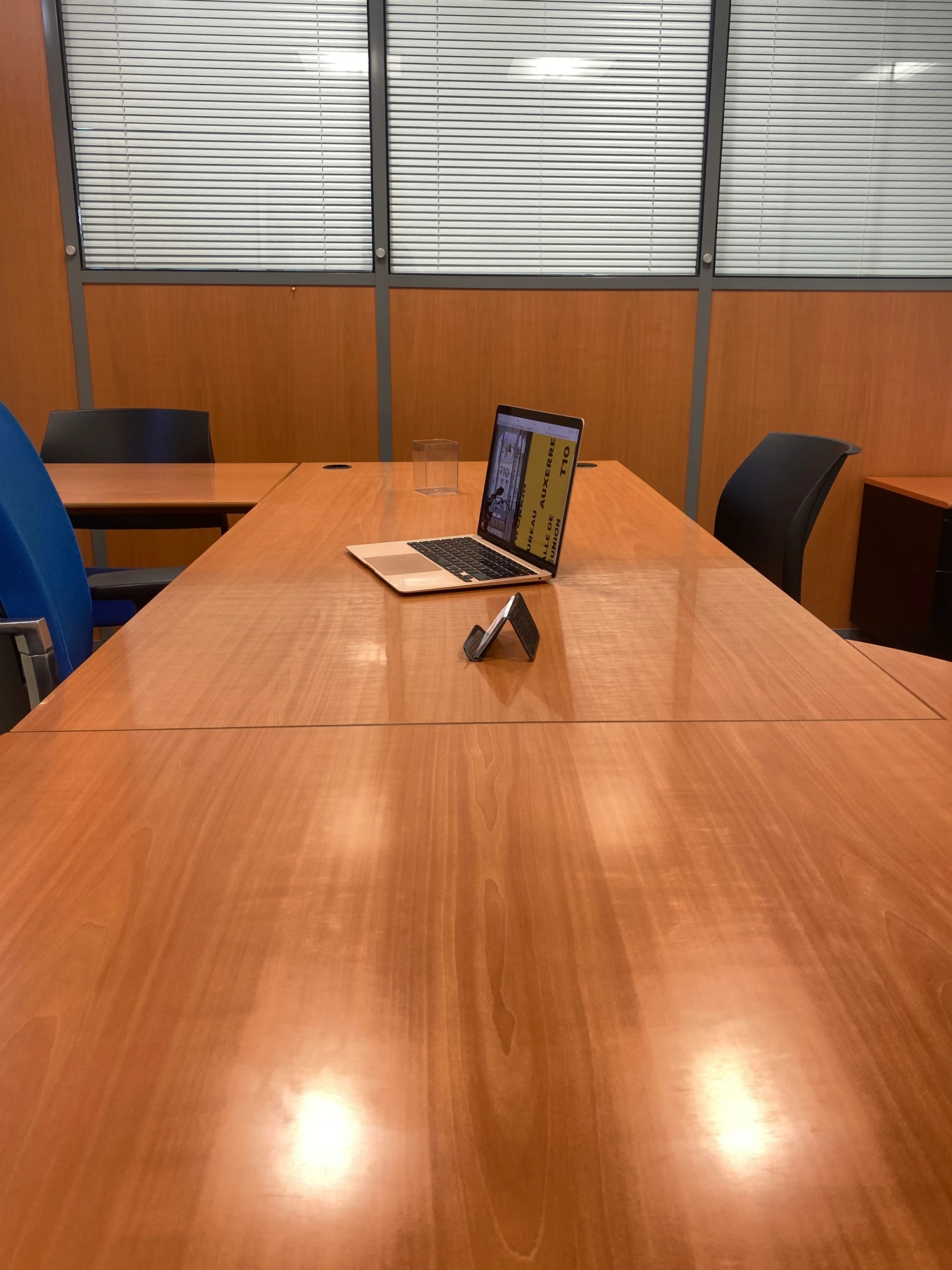 T 10 - Bureaux privés, Salle de réunion 4 personnes, Auxerre