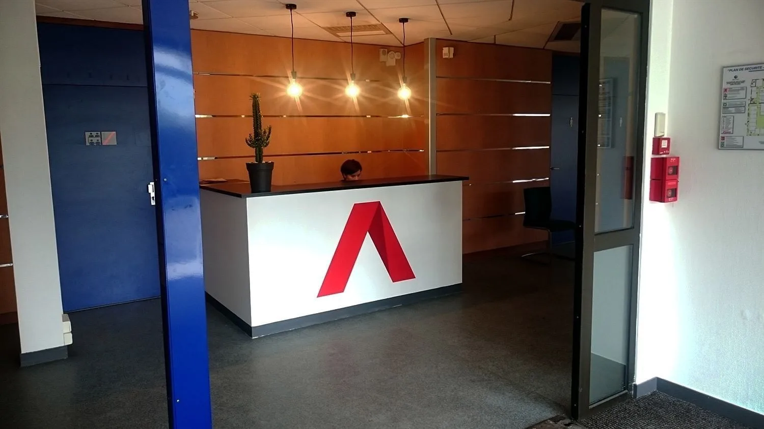 Access Bureau, Réception, Valence