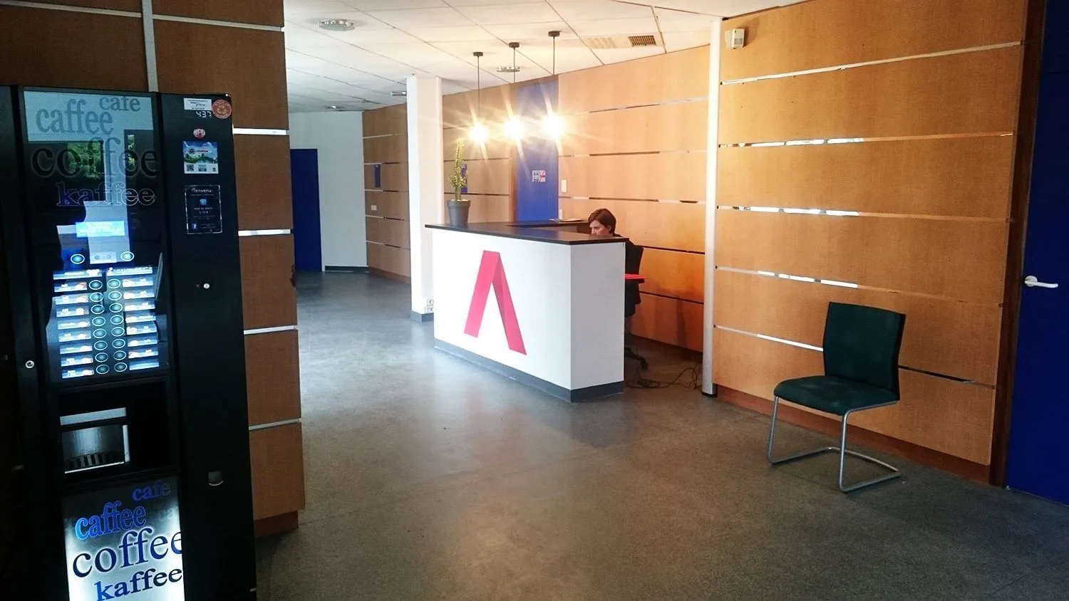 Access Bureau, Réception, Valence