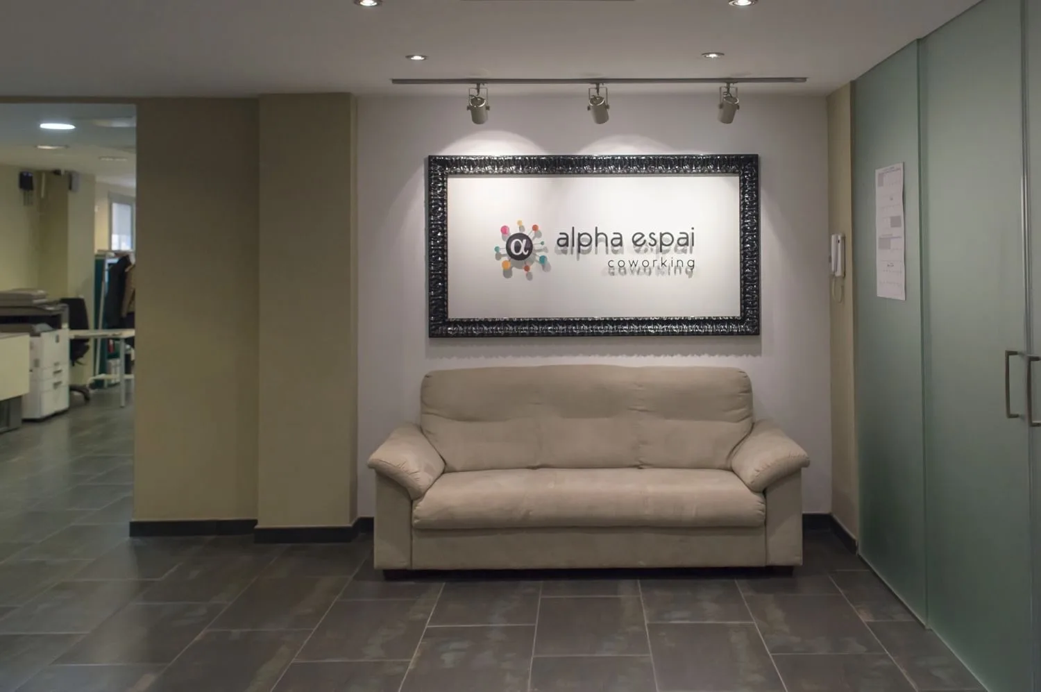 Alpha Espai, Recepción, Barcelona