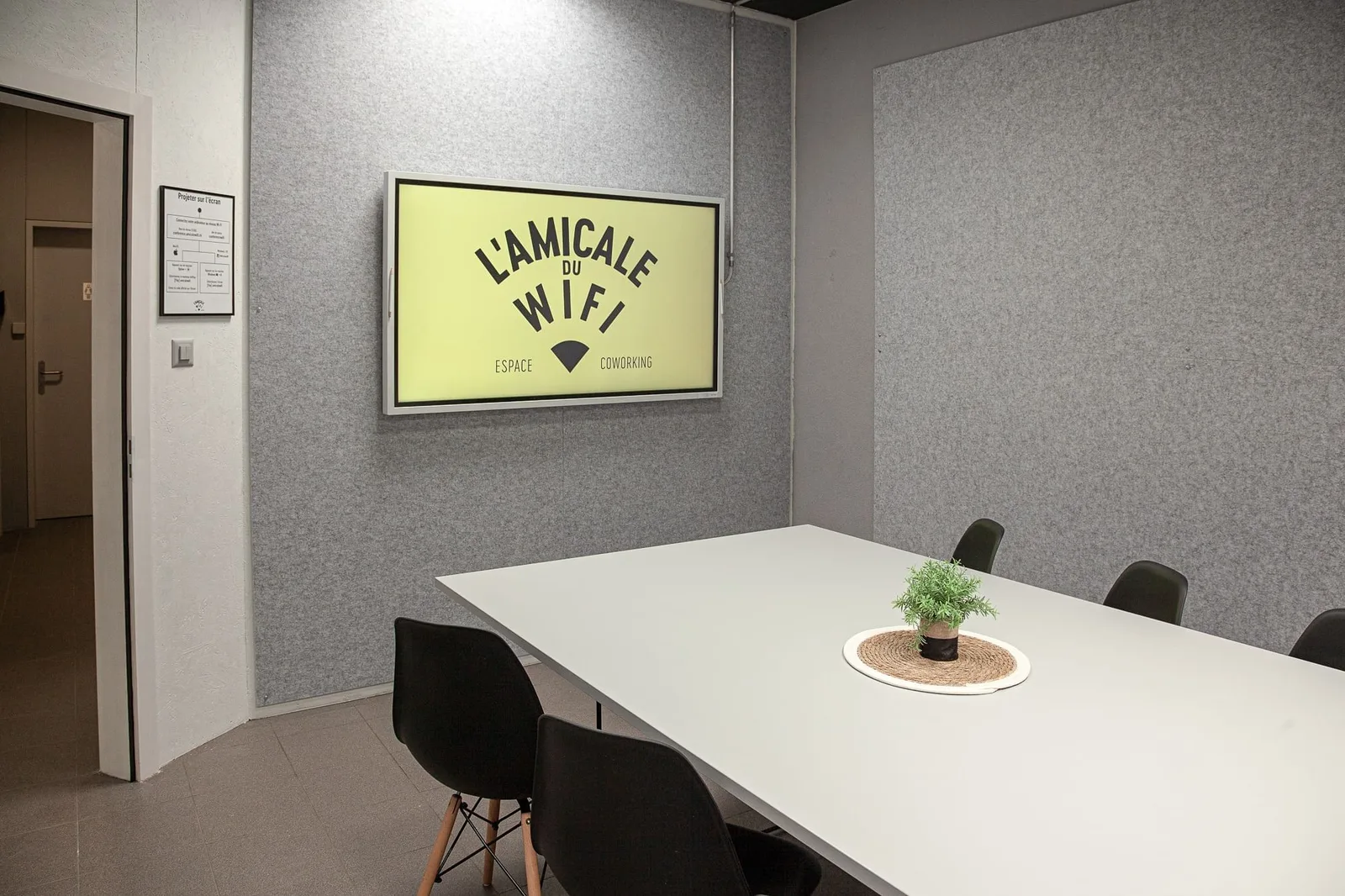 L'Amicale du Wifi, Salle de réunion 5 personnes, Fully