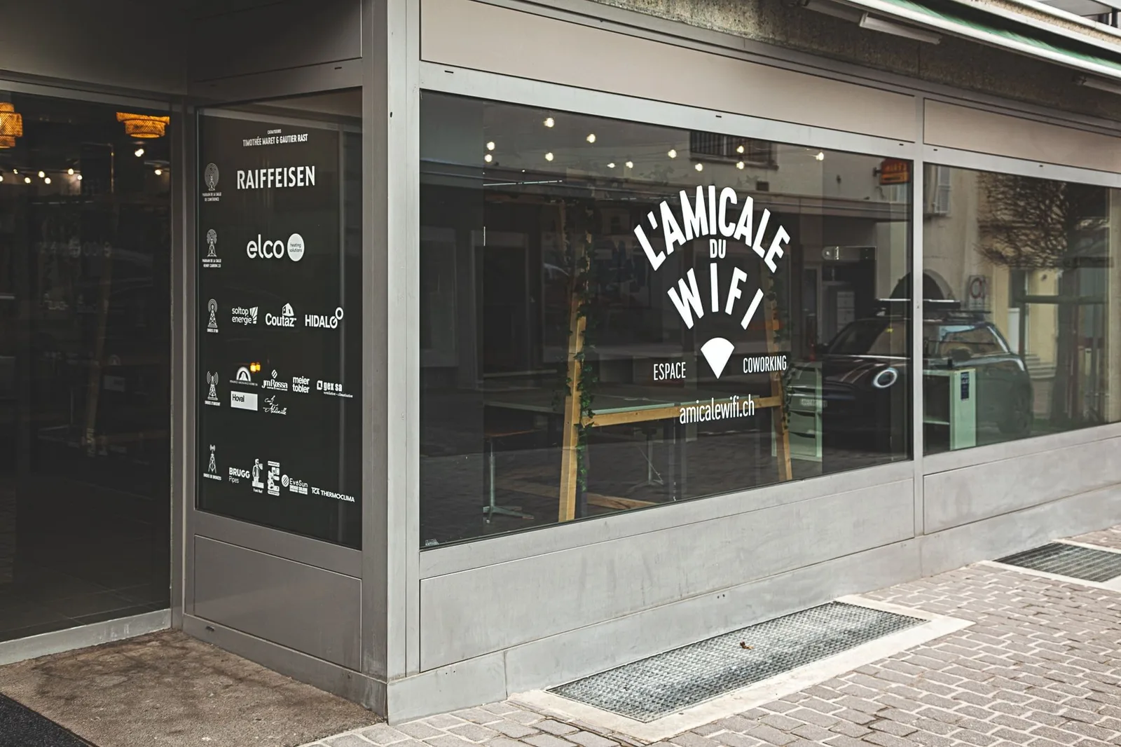 L'Amicale du Wifi, Façade, Fully