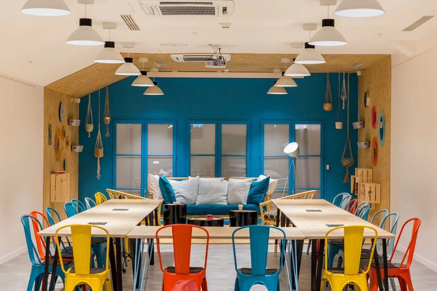 Anticafé La Défense, Meeting room for 18 people, Puteaux