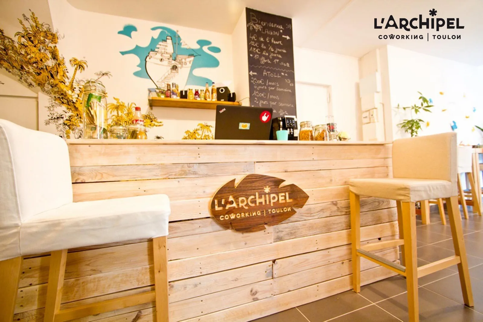 L'Archipel, Empfang, Toulon