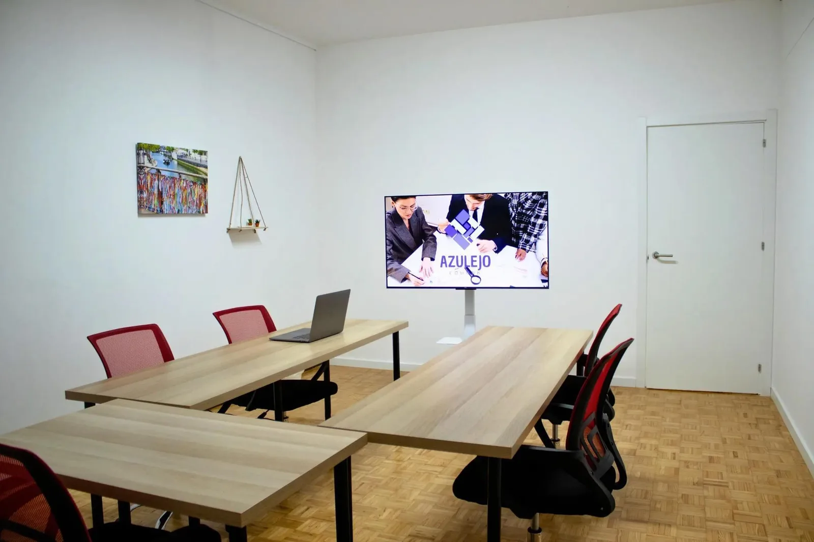 Azulejo Cowork, Sala de reuniones para 5 personas, Aveiro