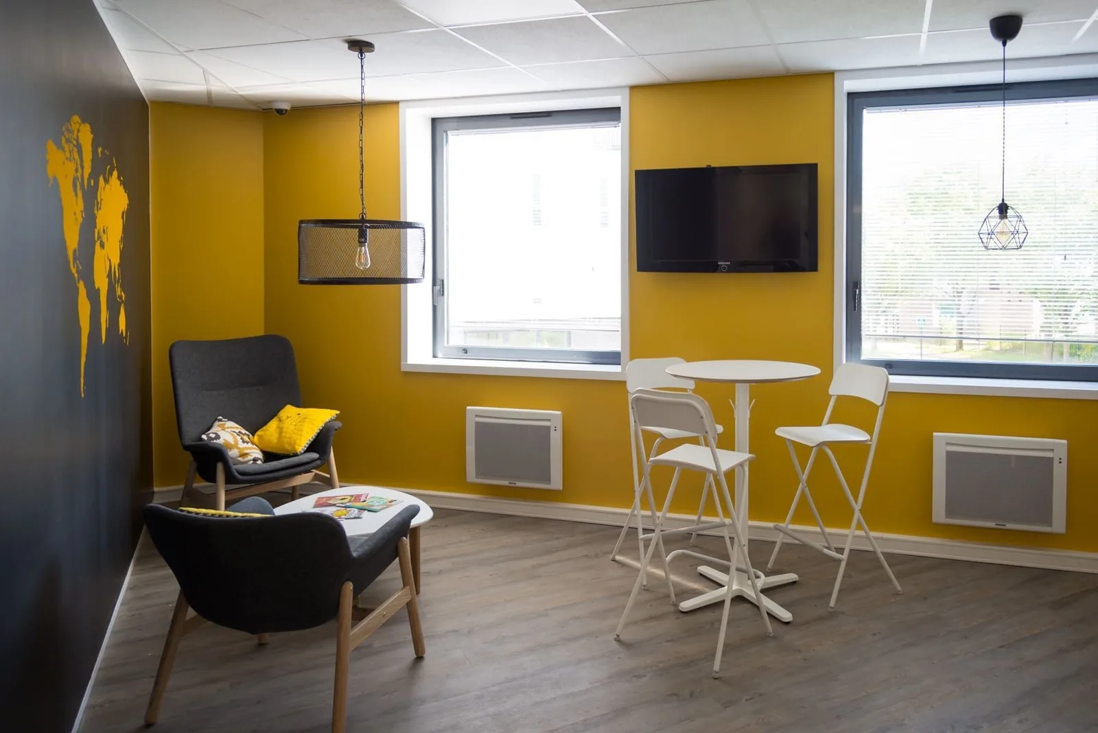 Begin To Work, Lounge, Cergy