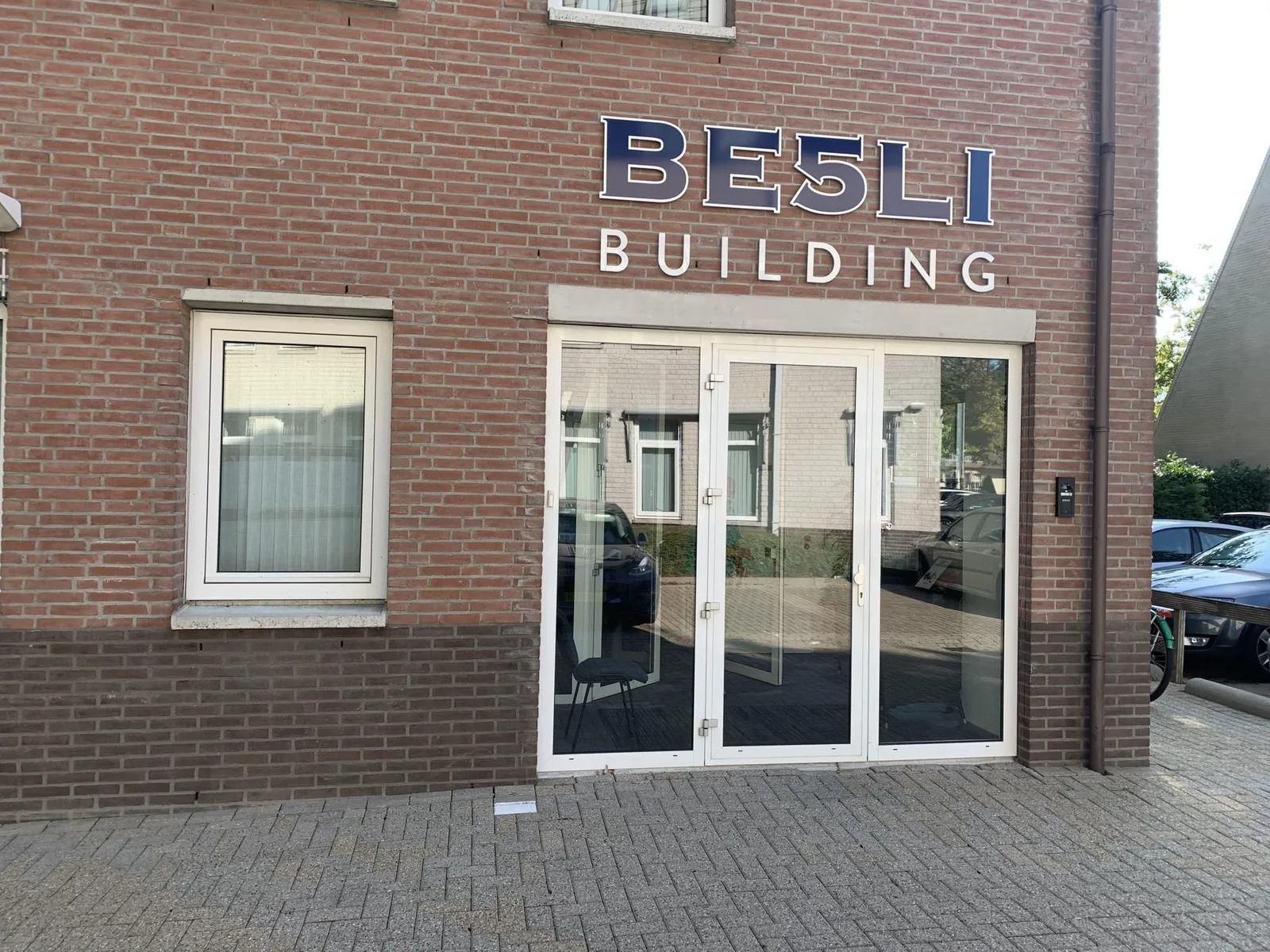 Besli Building, Façade, Ede