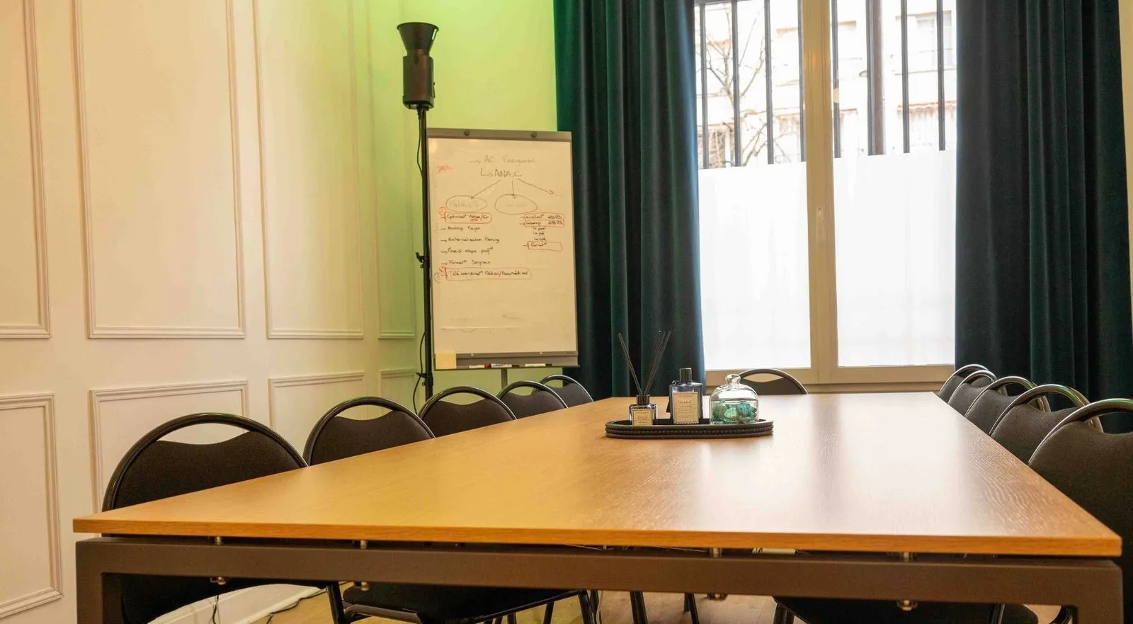 Bureau 16ème, Besprechungsraum für 11 Personen, Paris 16e