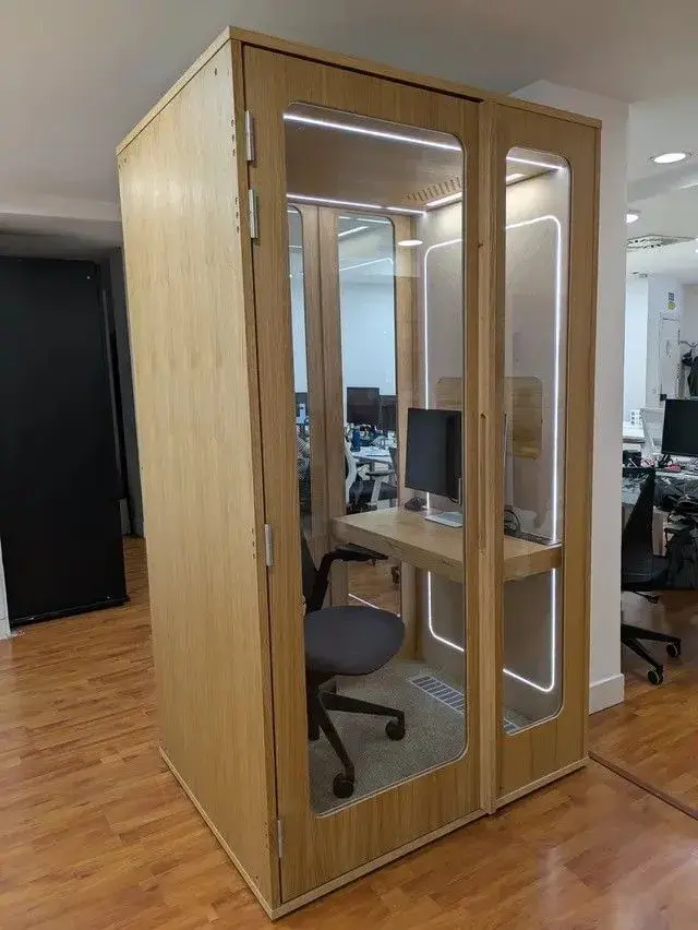 LIVINK Coworking, Cabina Haven, Madrid