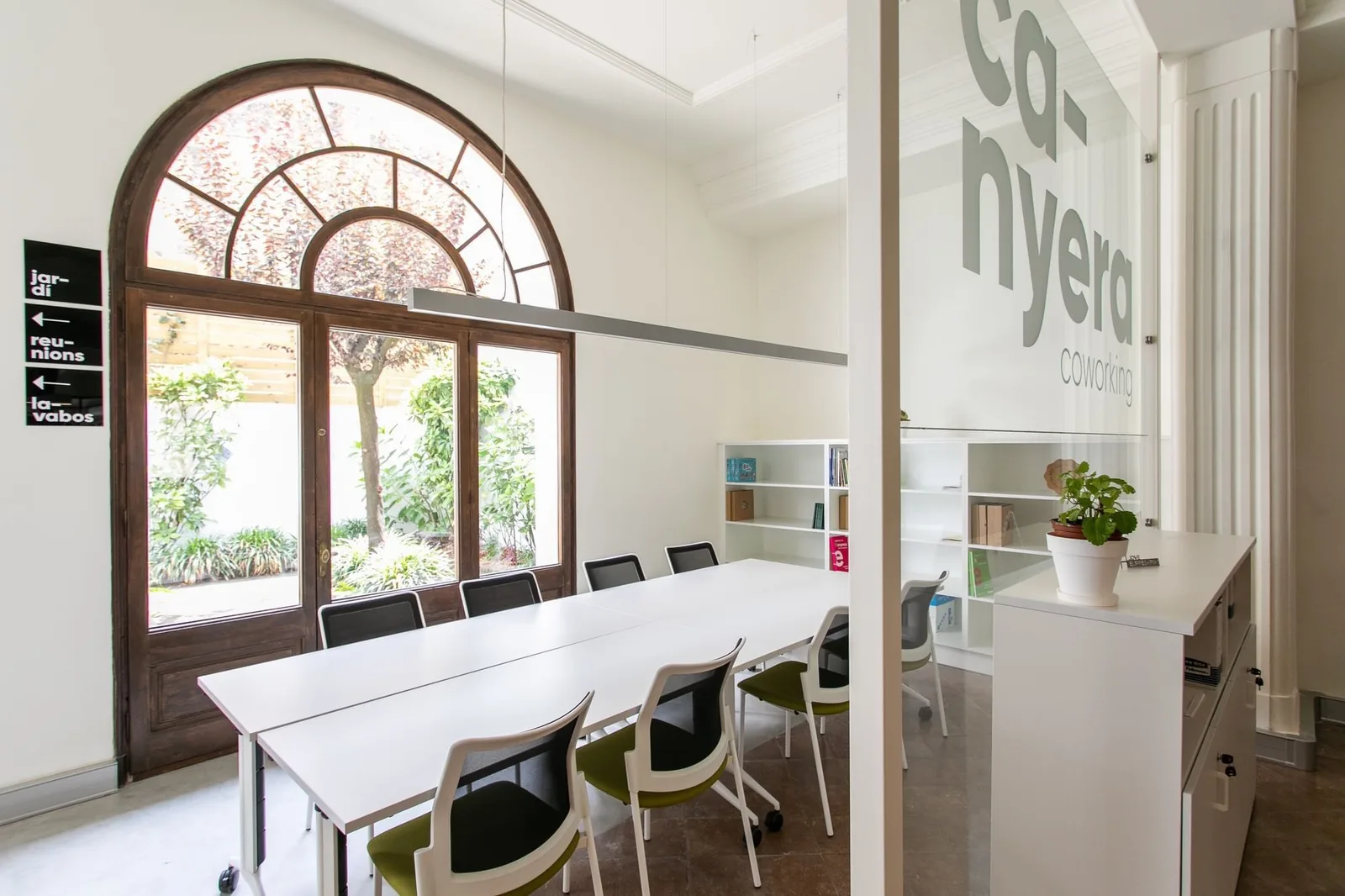 Canyera Coworking, Meeting room for 7 people, Olot