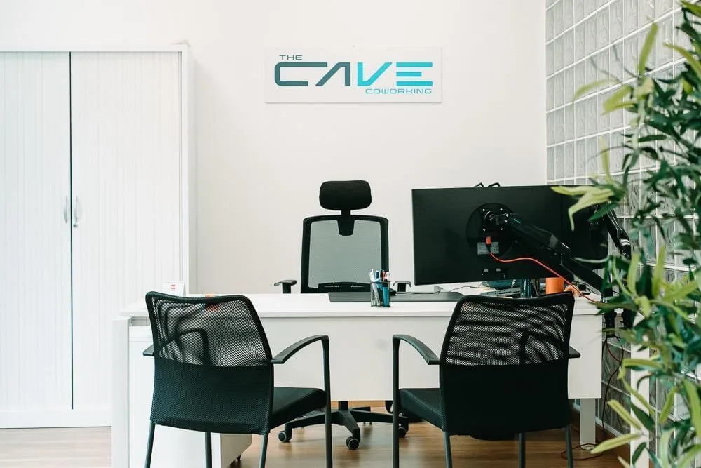 The Cave Coworking, Despacho privado con 1 puesto, El Prat de Llobregat