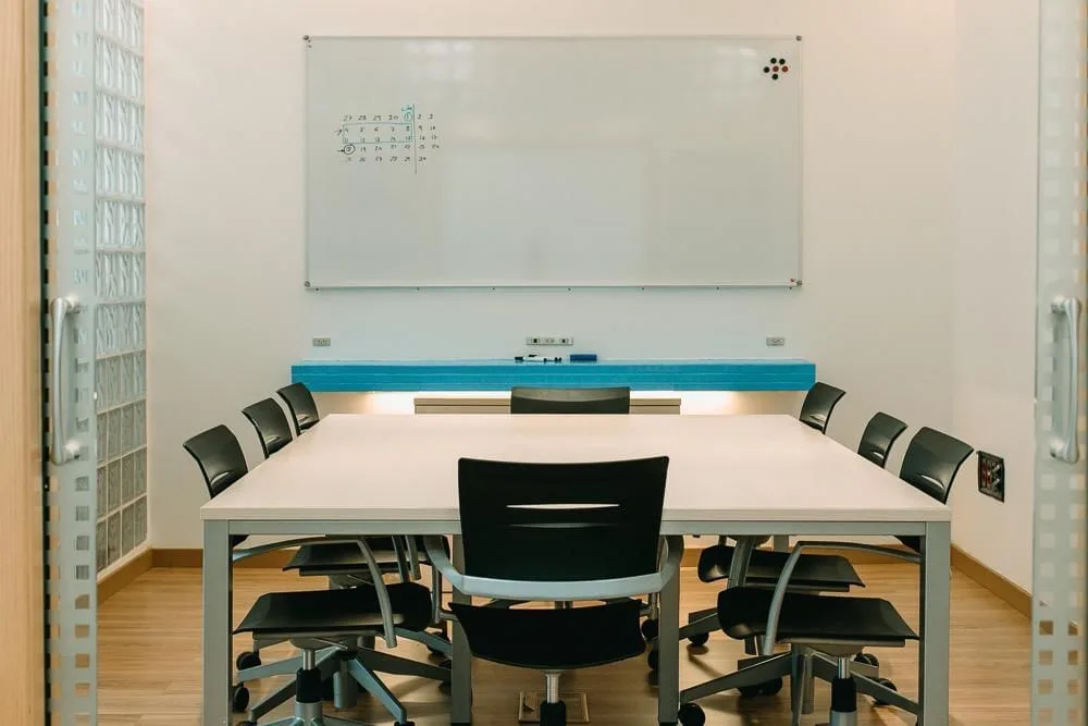 The Cave Coworking, Sala de reuniones para 8 personas, El Prat de Llobregat