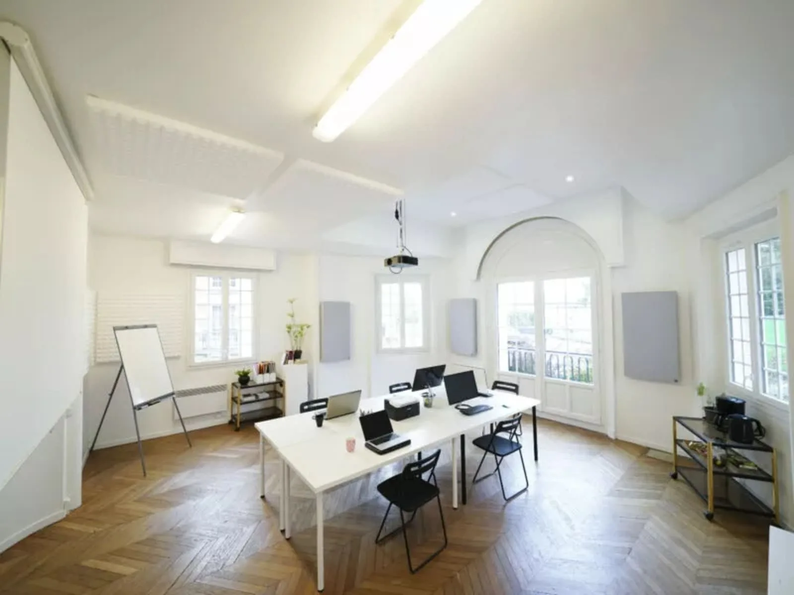 Château Ephémère, Privatbüro mit 6 Arbeitsplätzen, Carrières-sous-Poissy