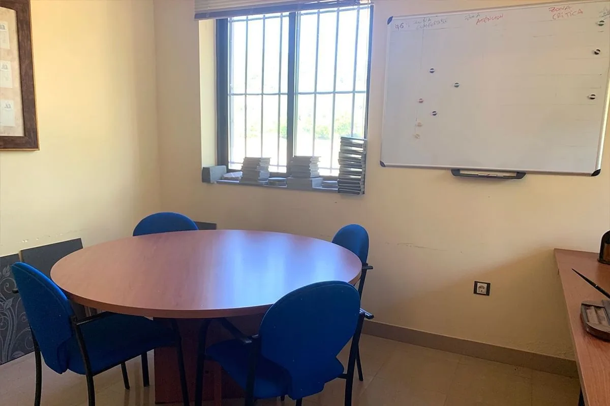 Collective Pirineos, Sala de reuniones para 4 personas, Fiscal