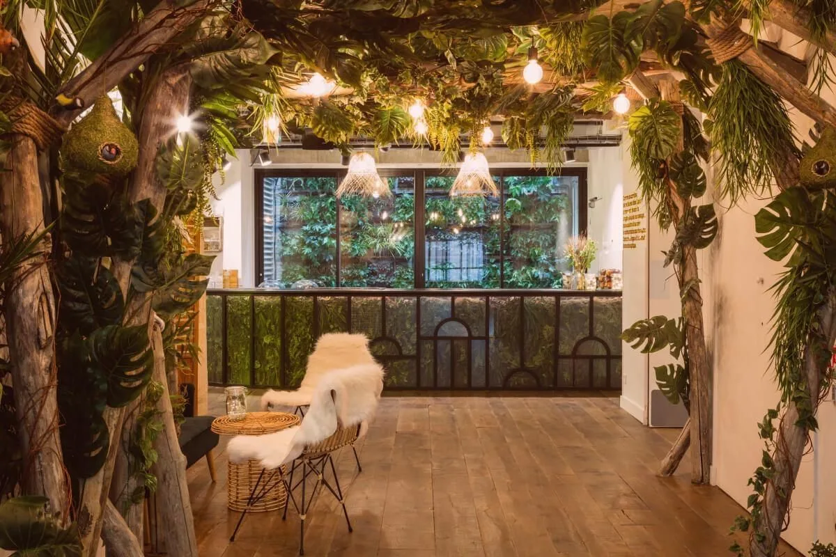 Comet Place des Victoires, Reception, Paris 2e