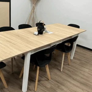 Community Work, Besprechungsraum für 8 Personen, Roanne