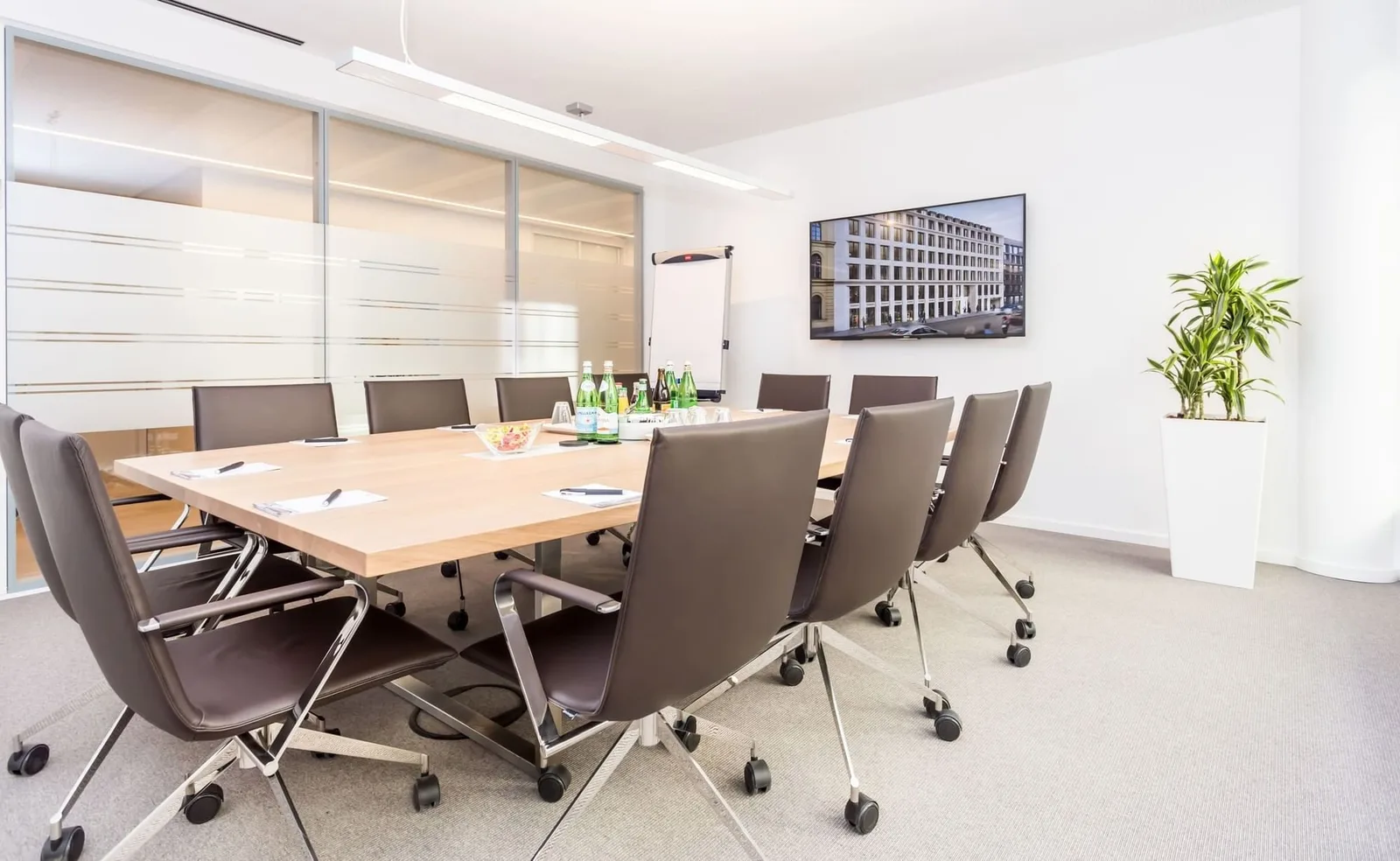 Contora Office Solutions - München Theresienhof, Besprechungsraum für 12 Personen, München