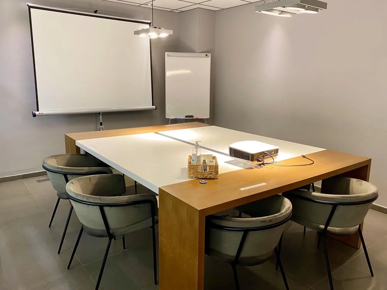 Coworking Almería Negocia Carrida, Meeting room for 4 people, Roquetas de Mar