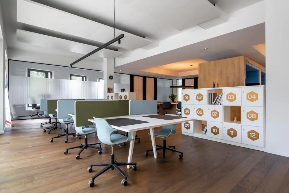 HQ MB, Winnipeg - Lombard Ave, Coworking desk, Winnipeg, MB