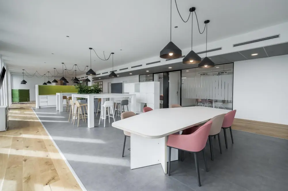 Regus AB, Edmonton – Manulife Place, Coworking desk, Edmonton, AB