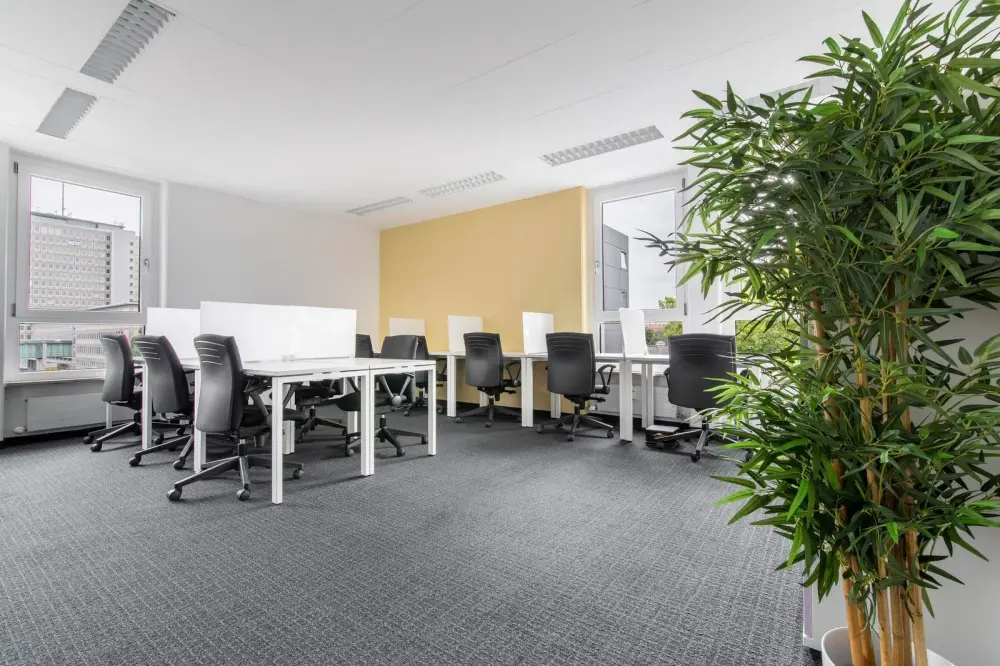 Regus CA, Fresno - 1690 W Shaw Ave, Coworking desk, Fresno, CA
