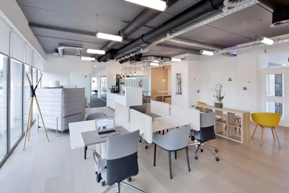 Regus GA, Alpharetta - Lakeview, Coworking desk, Alpharetta, GA