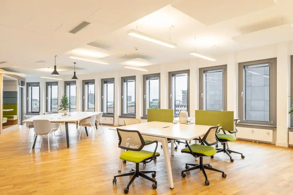 Regus IA, Des Moines - Hub Tower, Coworking desk, Des Moines, IA