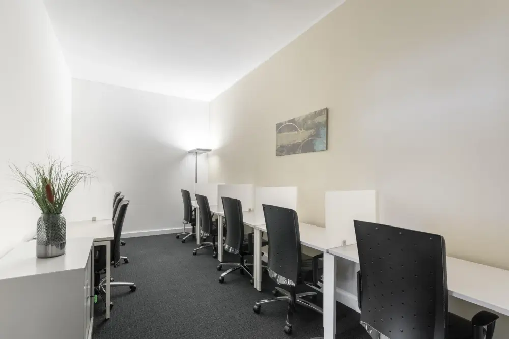 Regus TN, Knoxville - First Horizon Plaza, Coworking desk, Knoxville, TN