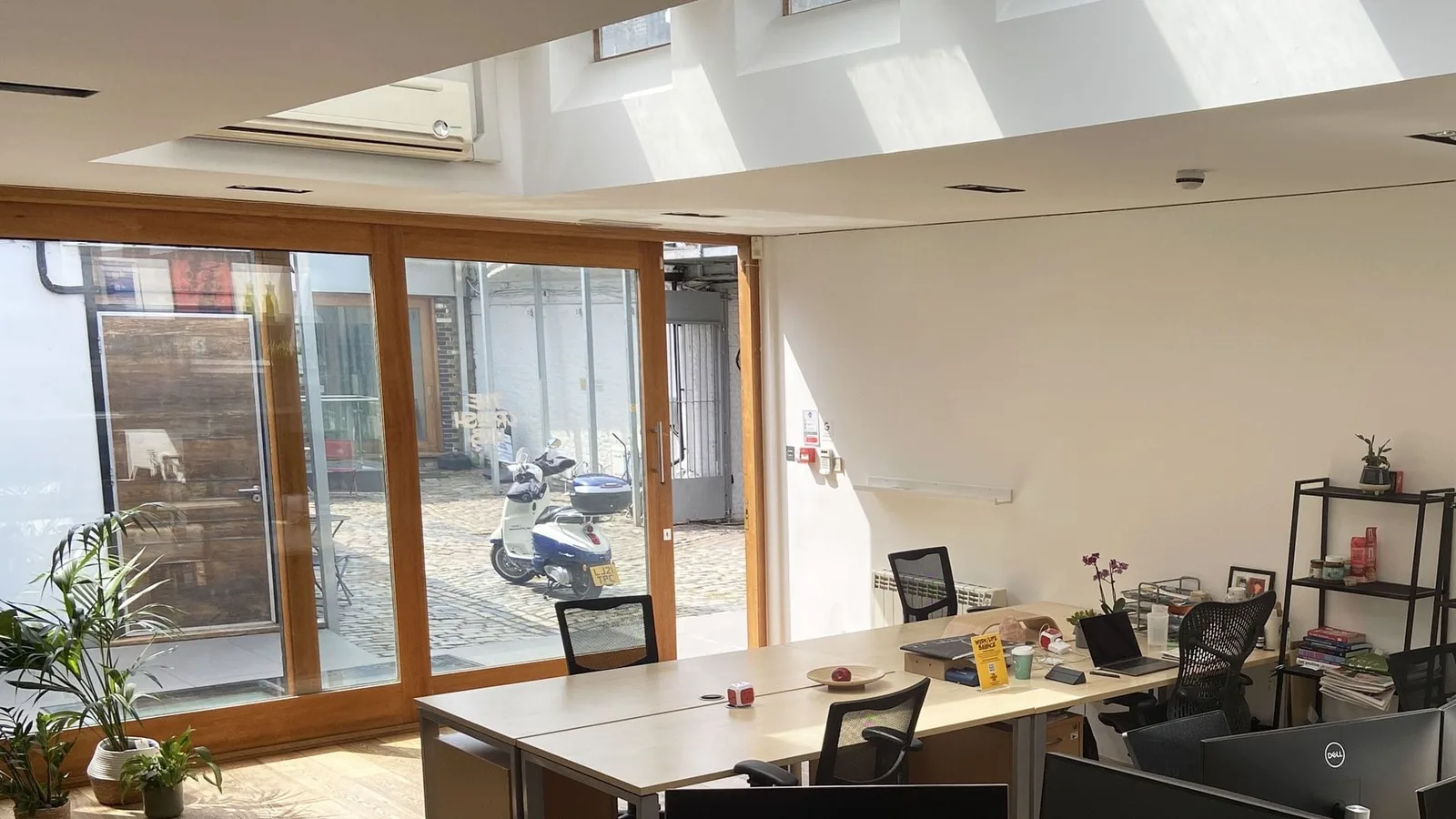 The Croosh Hub, Open-plan office, London