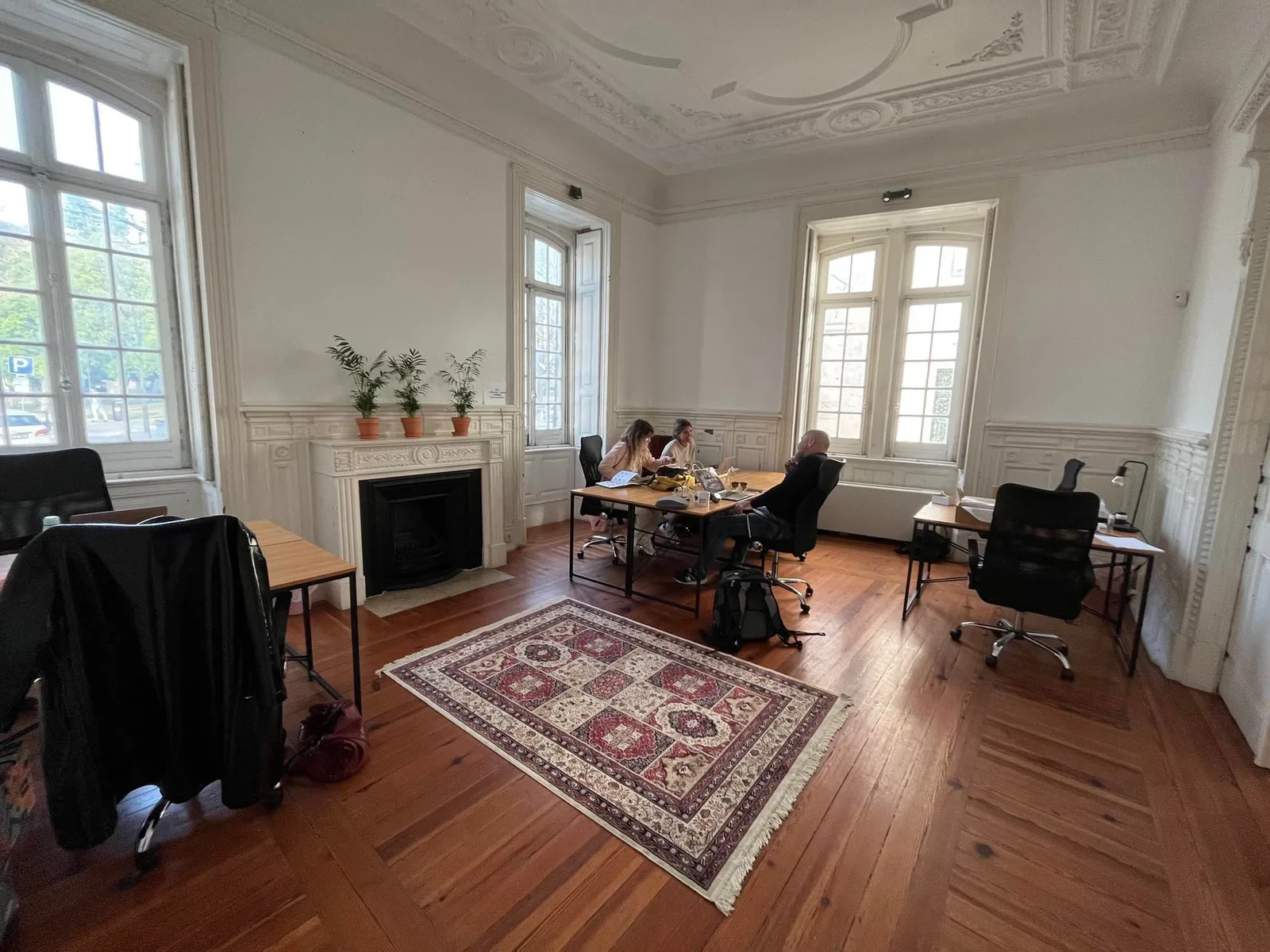 A Dama Rosa, Despacho privado con 6 puestos, Lisboa