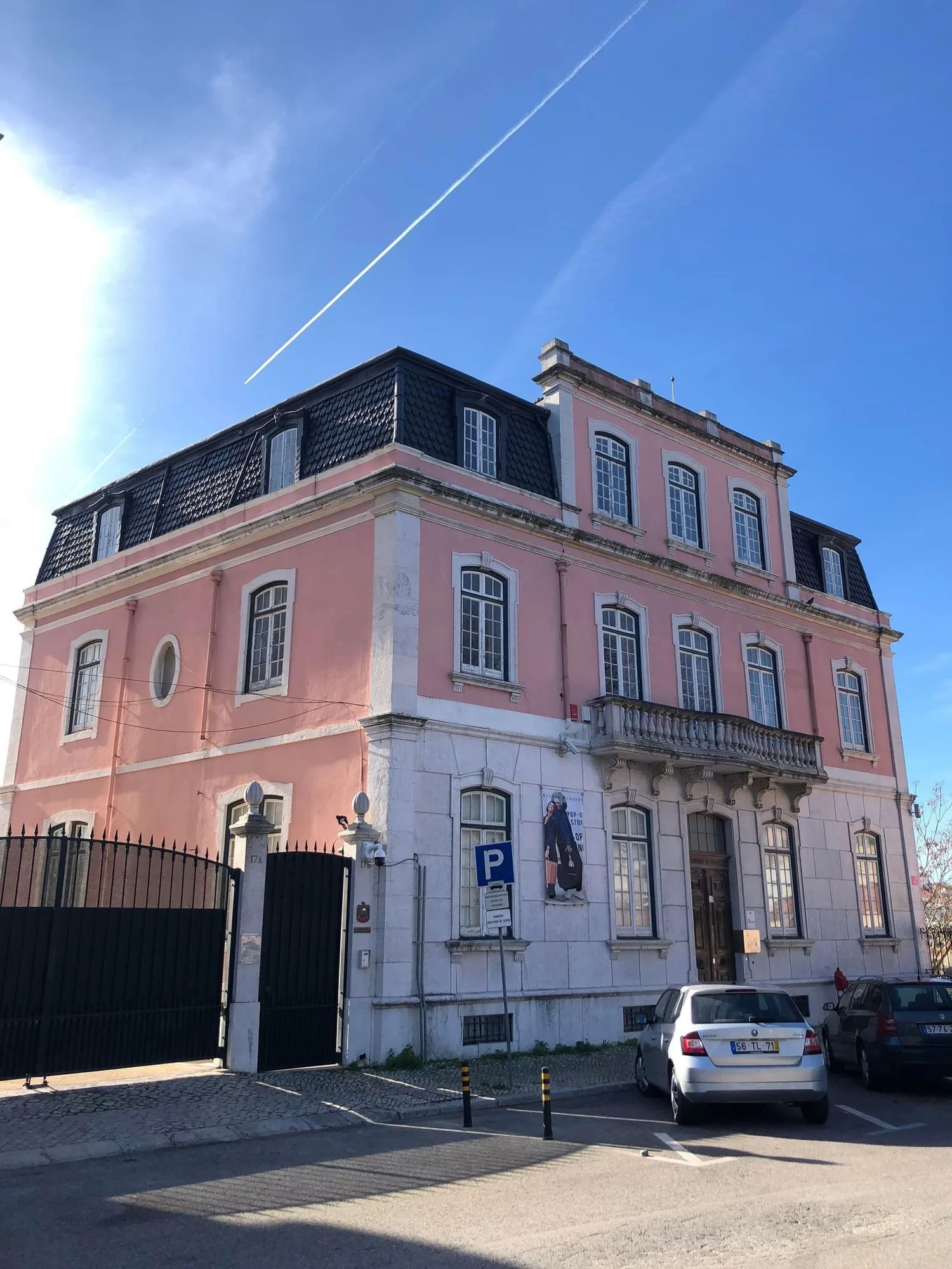 A Dama Rosa, Fachada del edificio, Lisboa