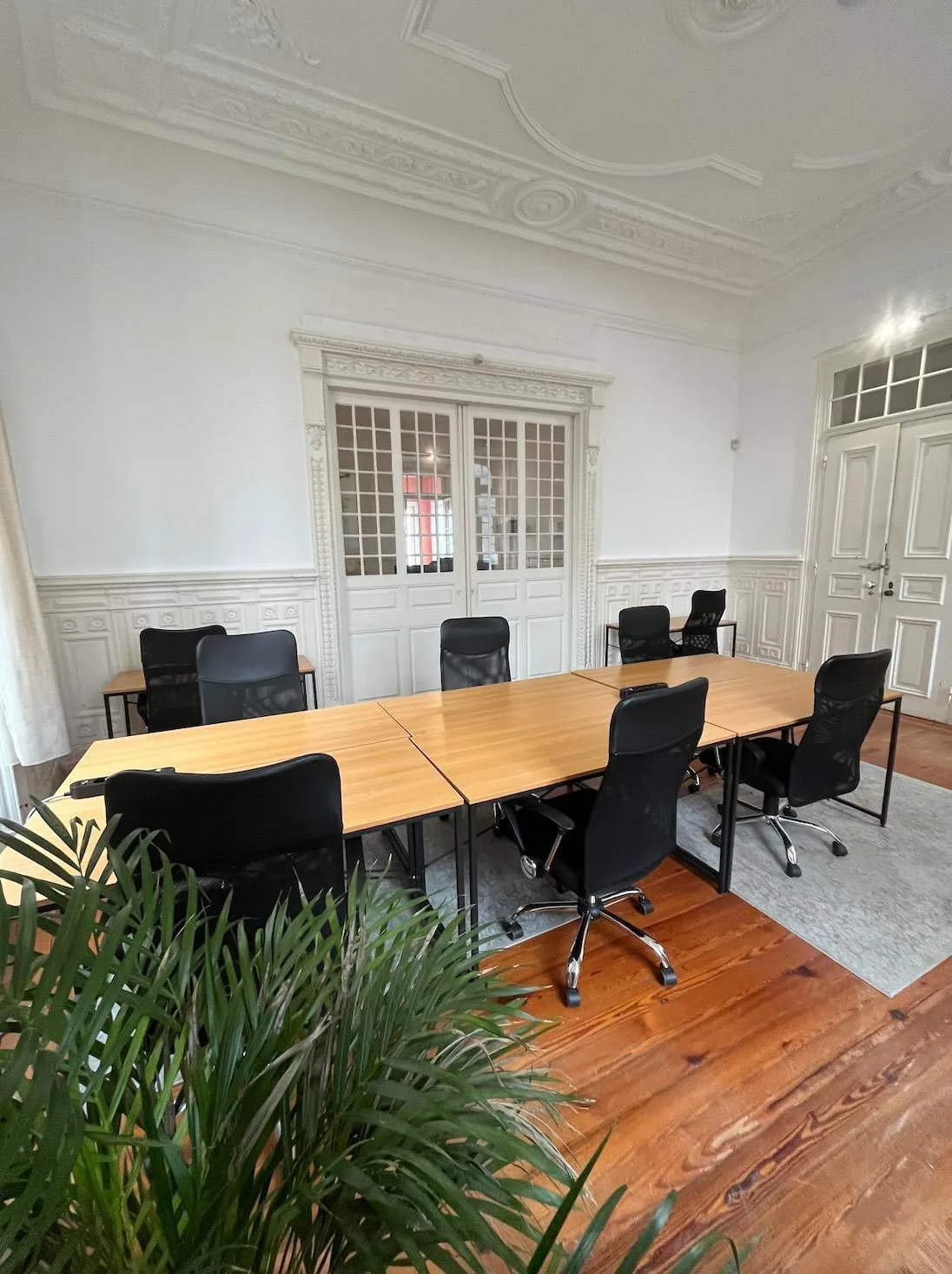 A Dama Rosa, Despacho privado con 8 puestos, Lisboa