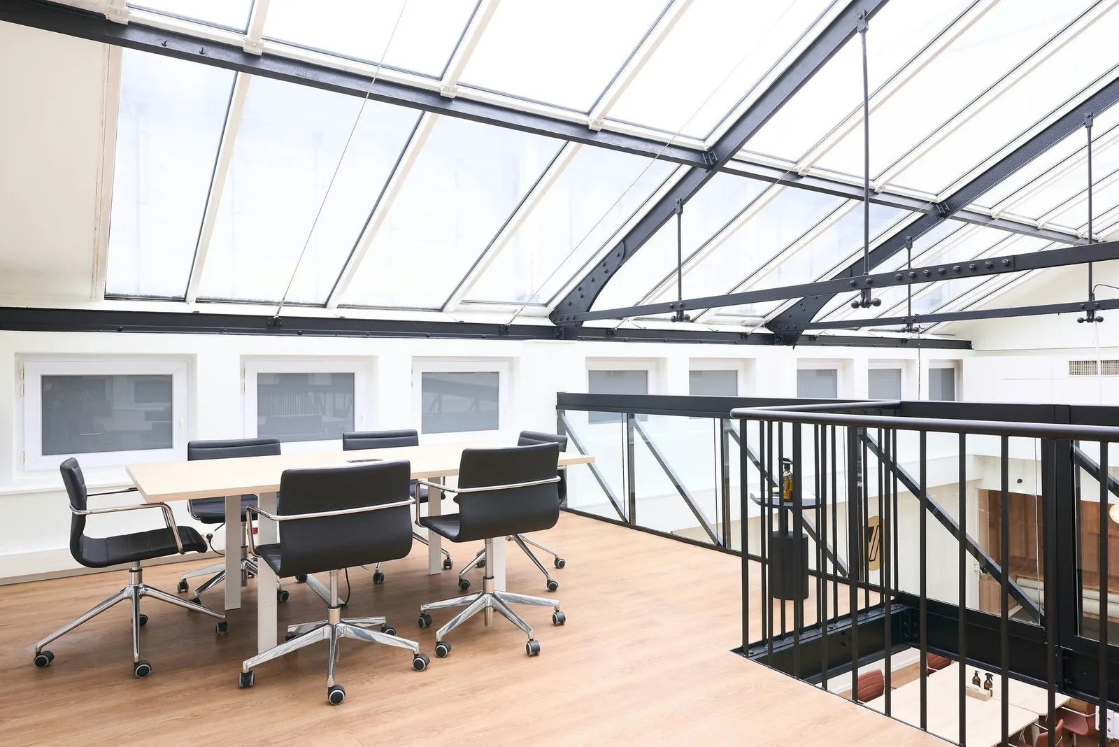 Deskeo Saint Pétersbourg, Meeting room for 6 people, Paris 8e