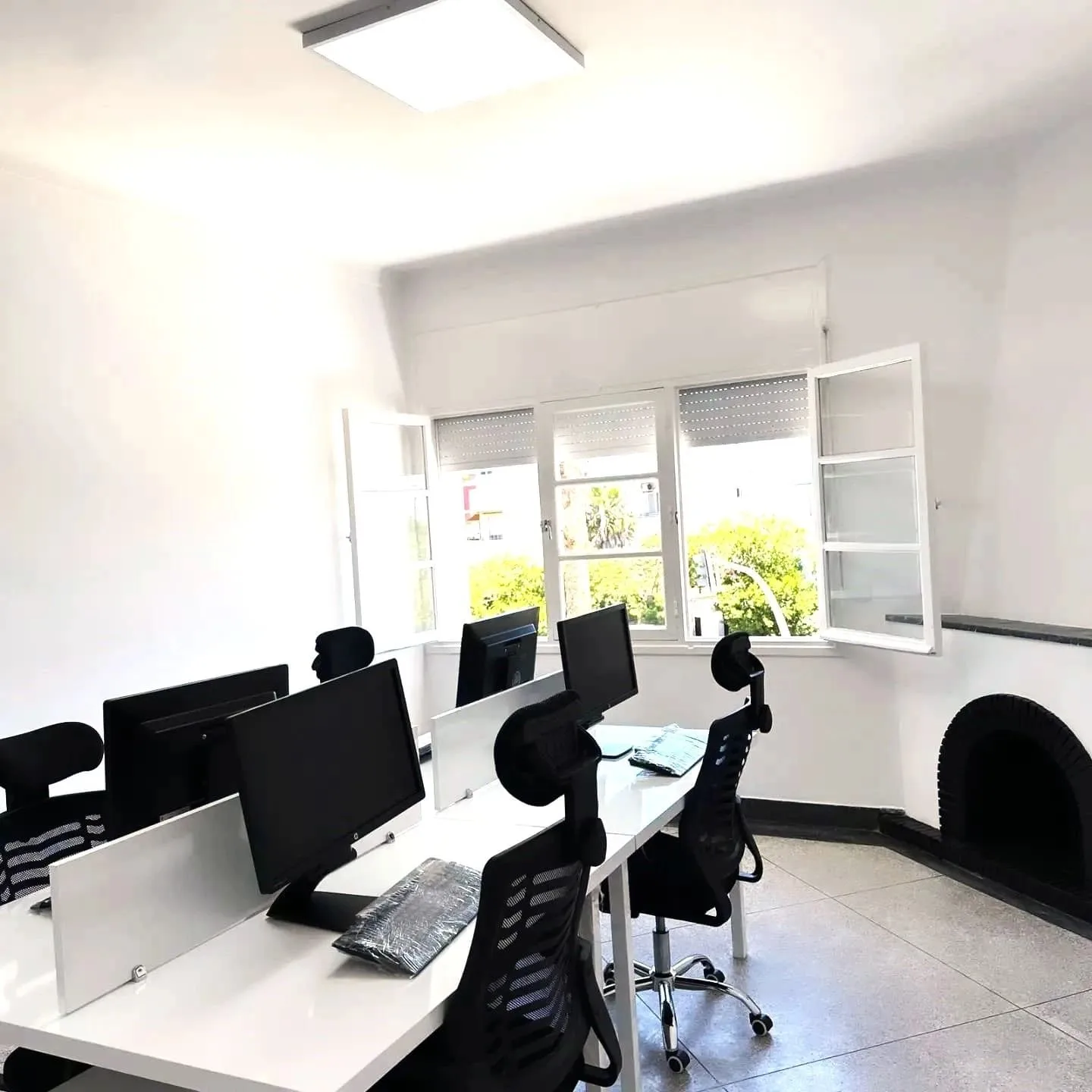 DigitalHub Coworking Space Rabat، مكتب خاص بـ 6 محطات عمل، الرباط