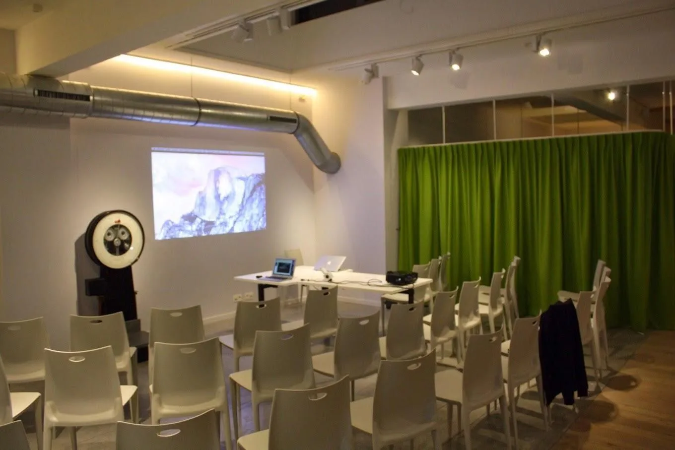 DOTS coworking, Training room for 22 people, Antwerp